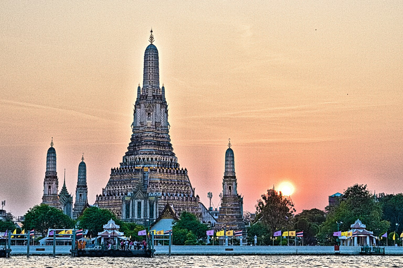 วัดอรุณในกรุงเทพฯ กับฉากหลังพระอาทิตย์ตกที่สวยงาม
