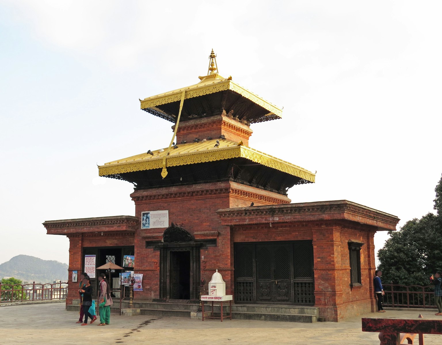 砖砌寺庙和金色屋顶及周围景观