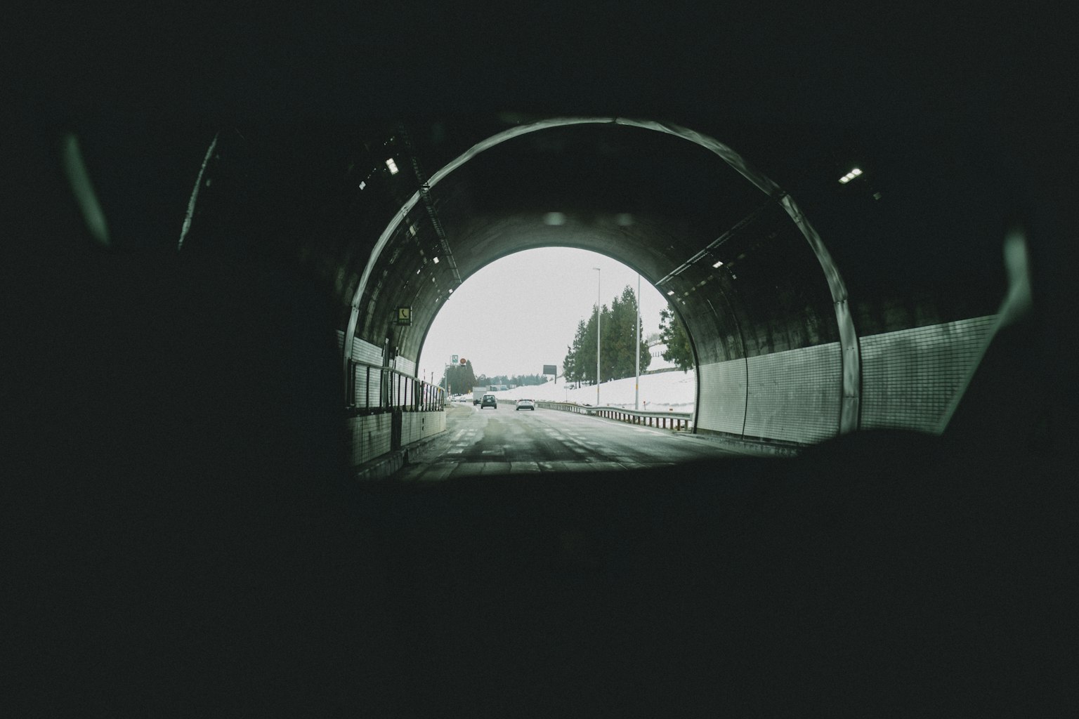 黑暗隧道內部可見出口和道路