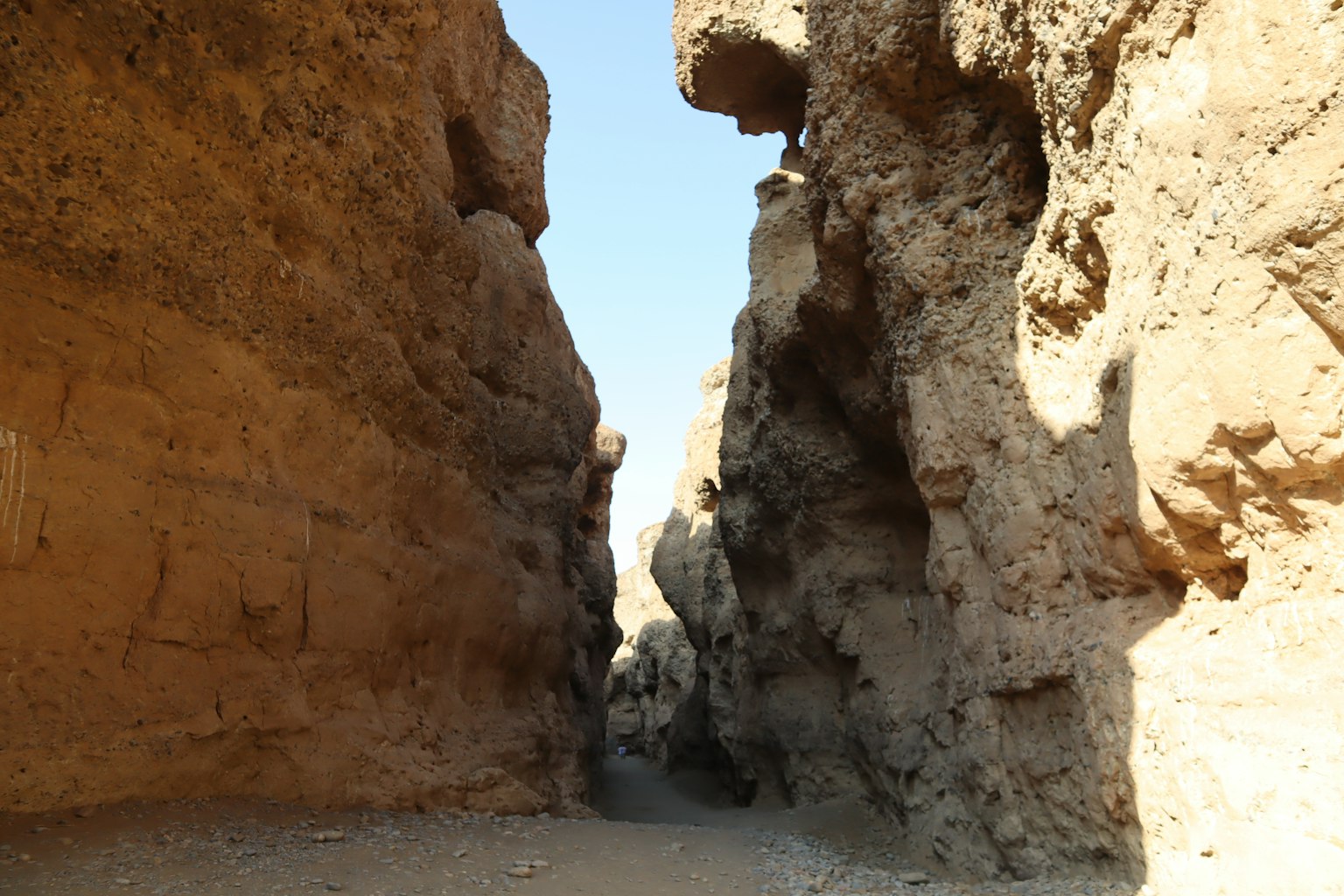 Schmaler Canyon zwischen felsigen Klippen mit blauem Himmel