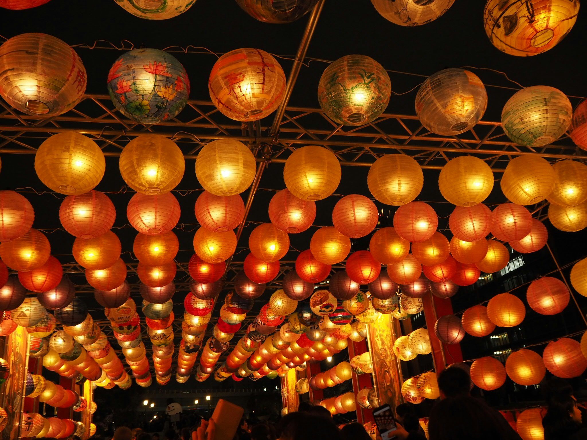 夜市街道上方的成排掛燈