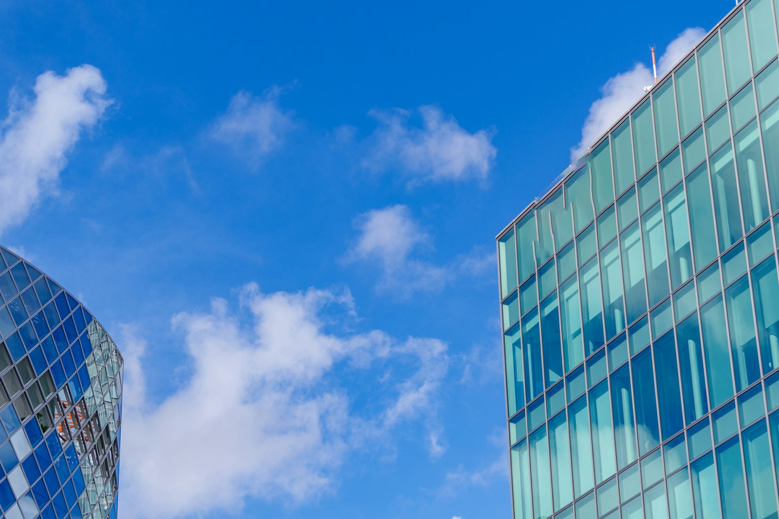 Façades de bâtiments modernes sous un ciel bleu