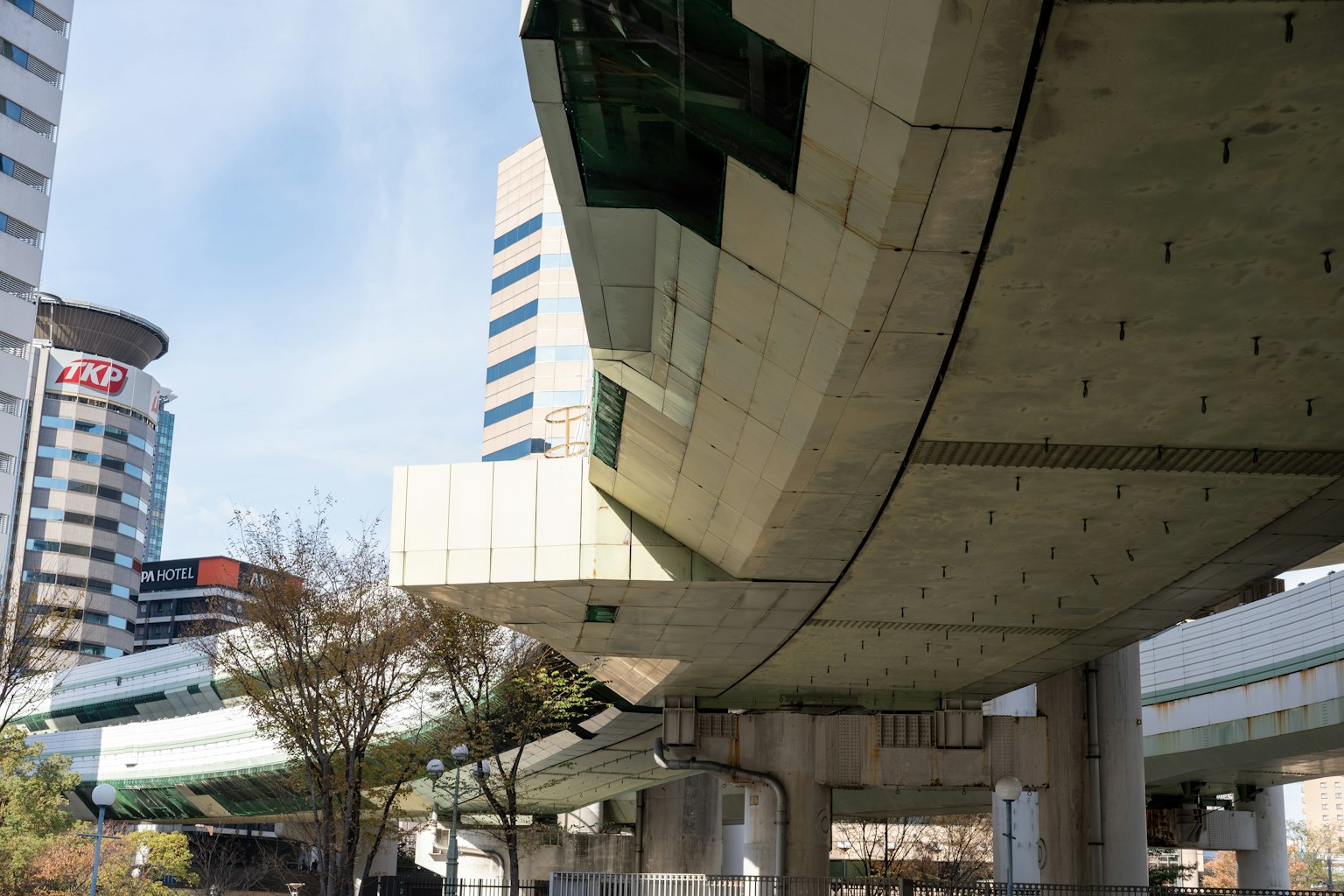 Jalan layang modern dengan gedung-gedung di sekitar dalam lanskap perkotaan