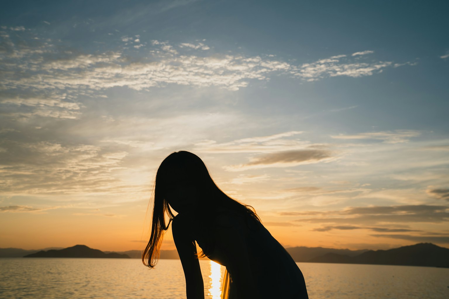 夕陽下海面上女性的輪廓