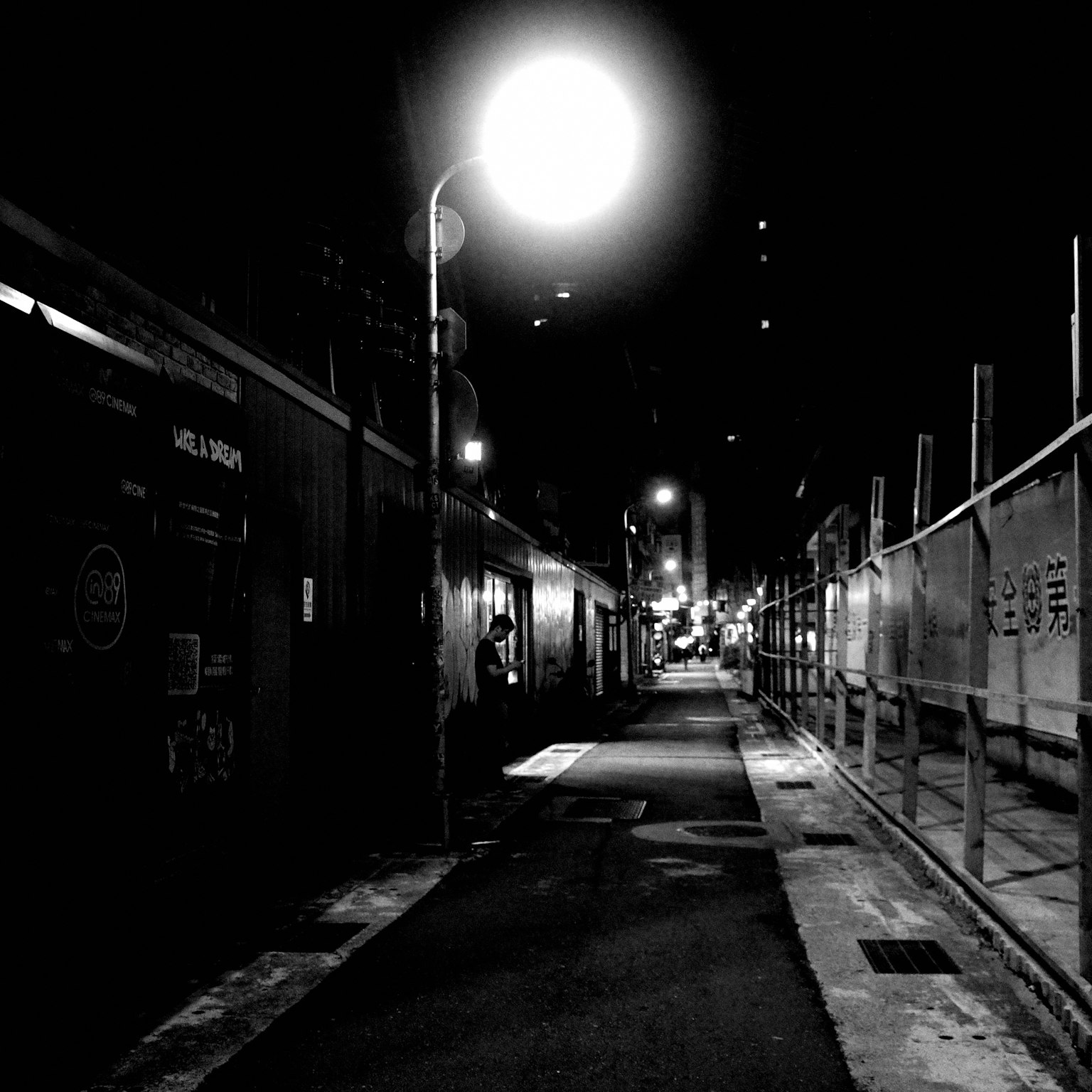 夜の街路の暗い通りに立つ街灯と建物