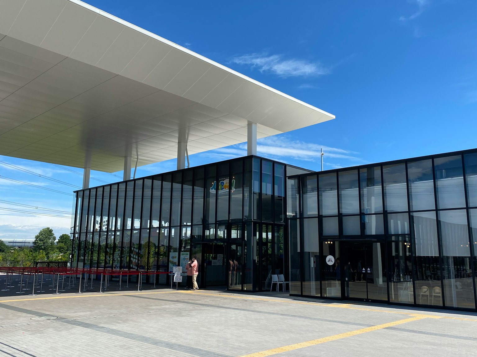 現代玻璃建築與大型屋頂入口