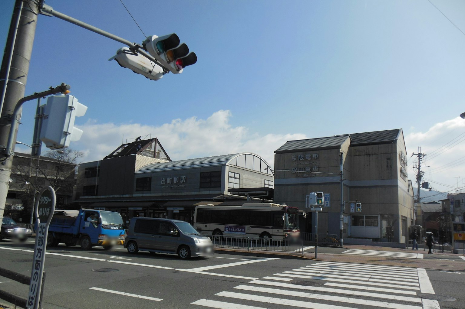 Vista di un semaforo e di un edificio della stazione a un incrocio