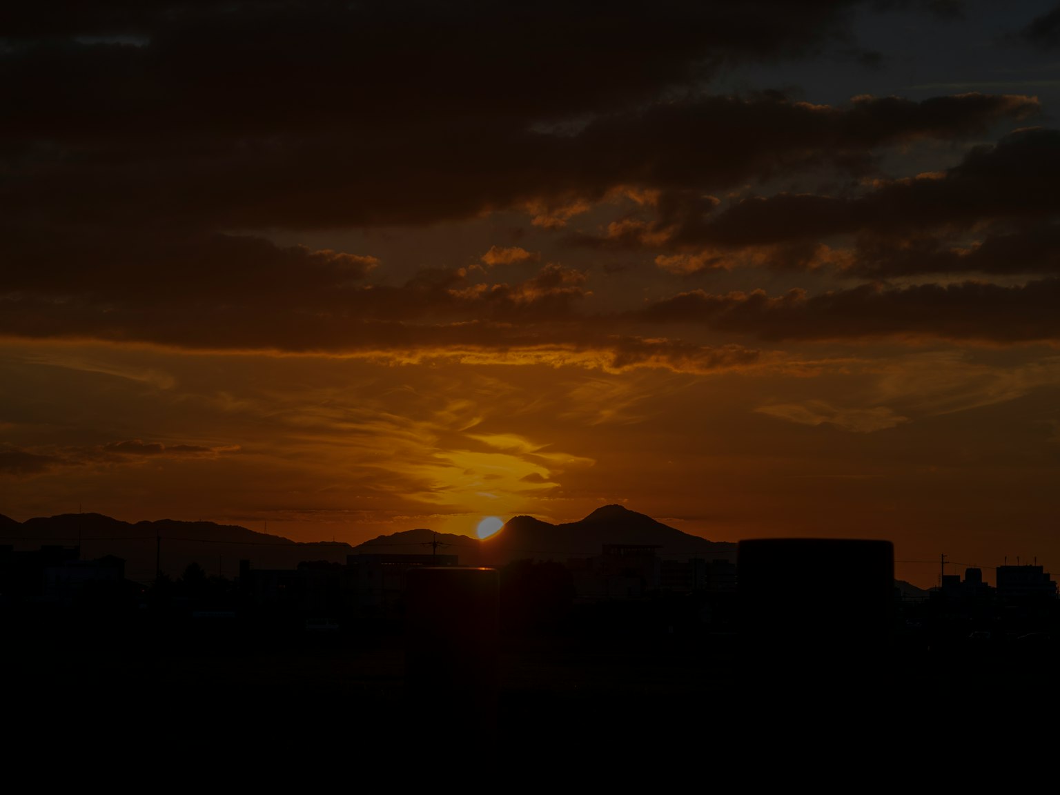 Sonnenuntergang hinter Bergen mit Wolken am Himmel