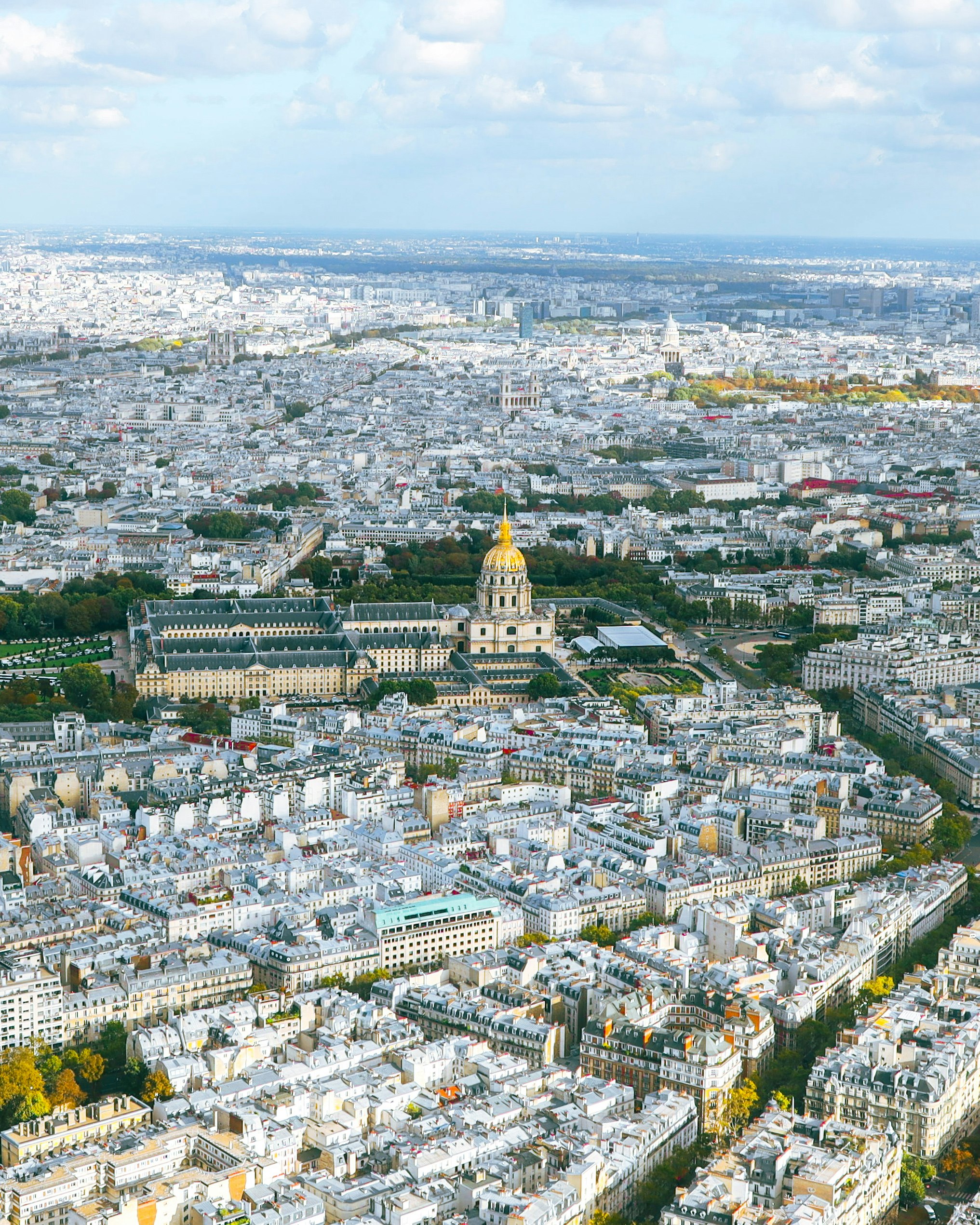 pemandangan udara atap-atap Paris dengan Basilika Sacré-Cœur