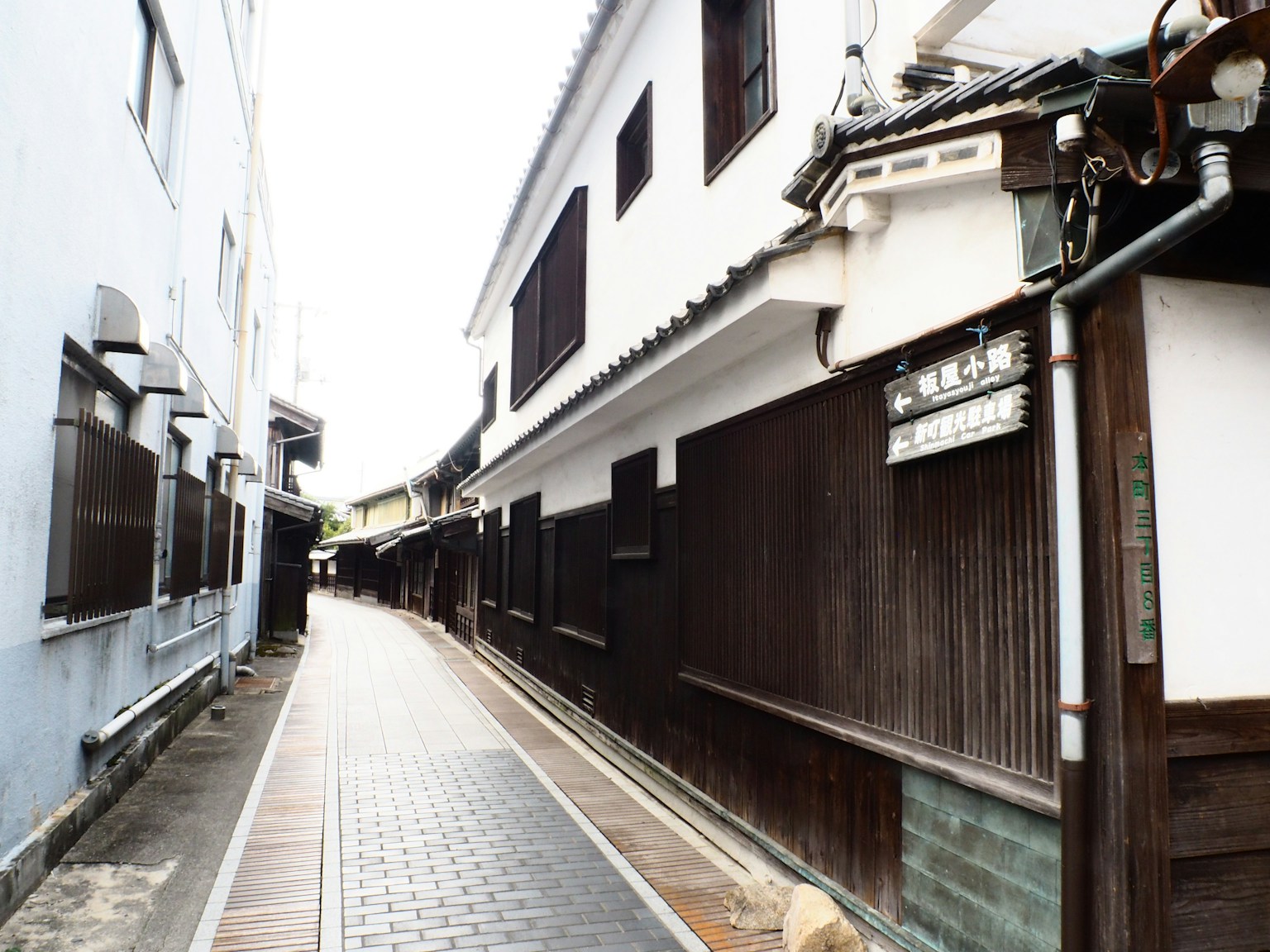 Allée étroite avec des bâtiments japonais traditionnels et des clôtures en bois