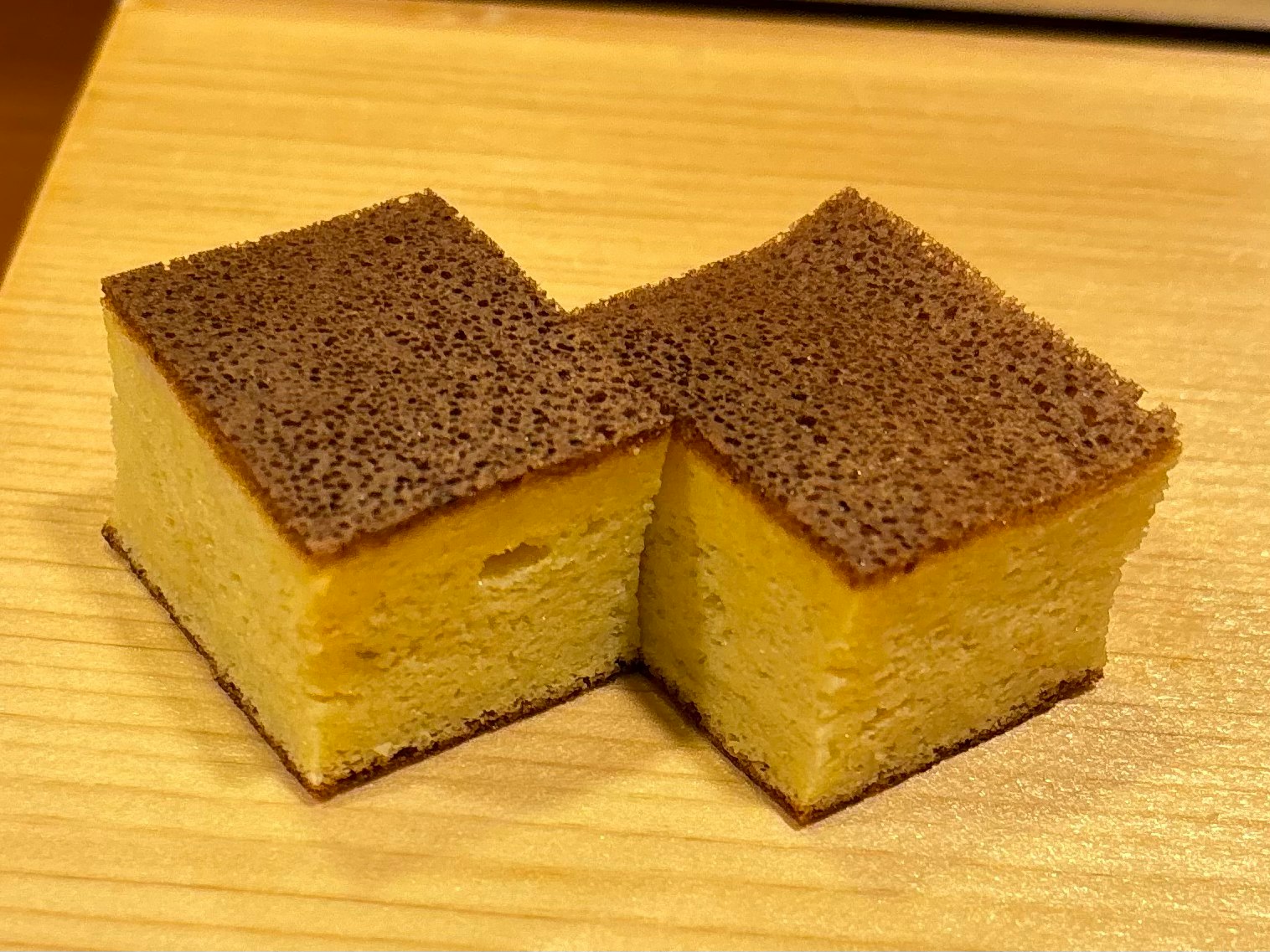 焼き菓子のカステラ風スポンジケーキの断面と表面