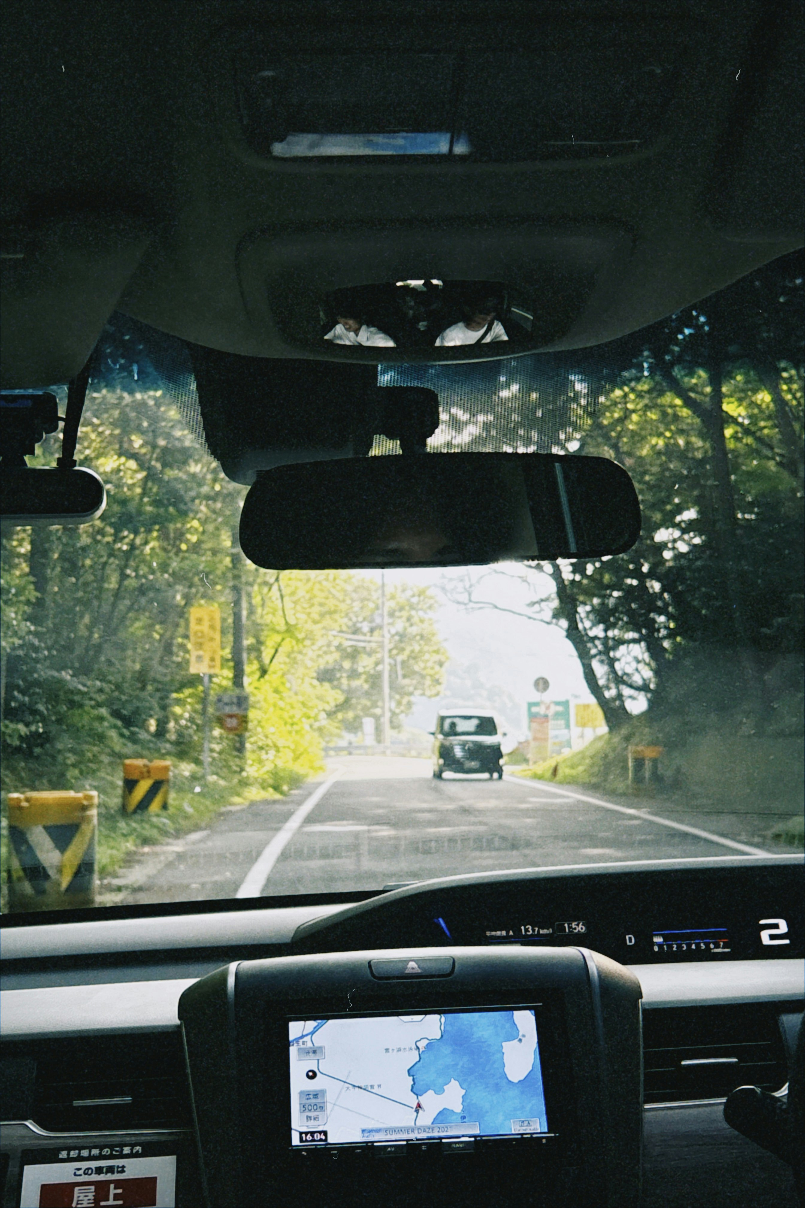 車内から見た高速道路の前方風景