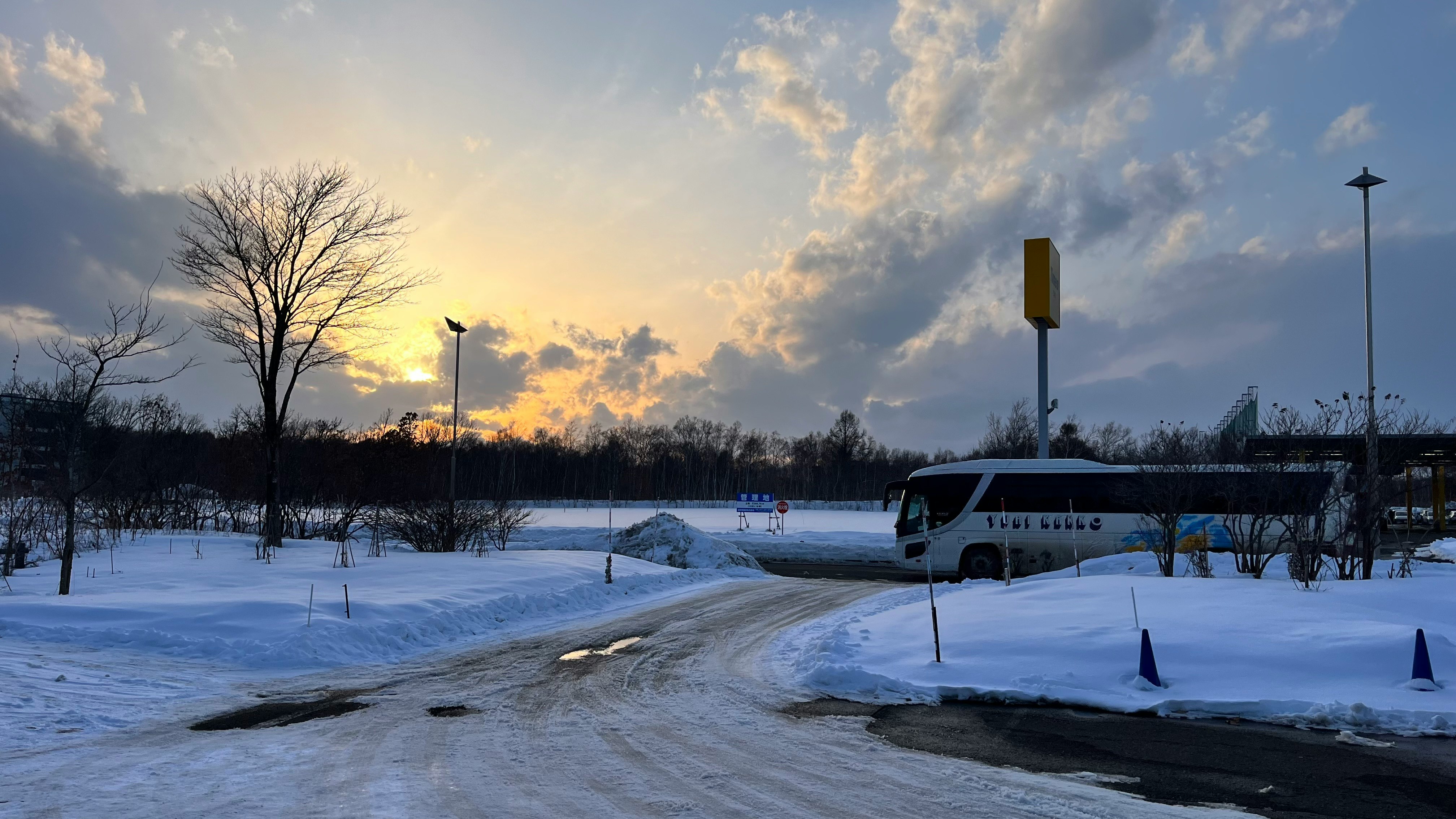 寒空の夕焼けの雪原と道路