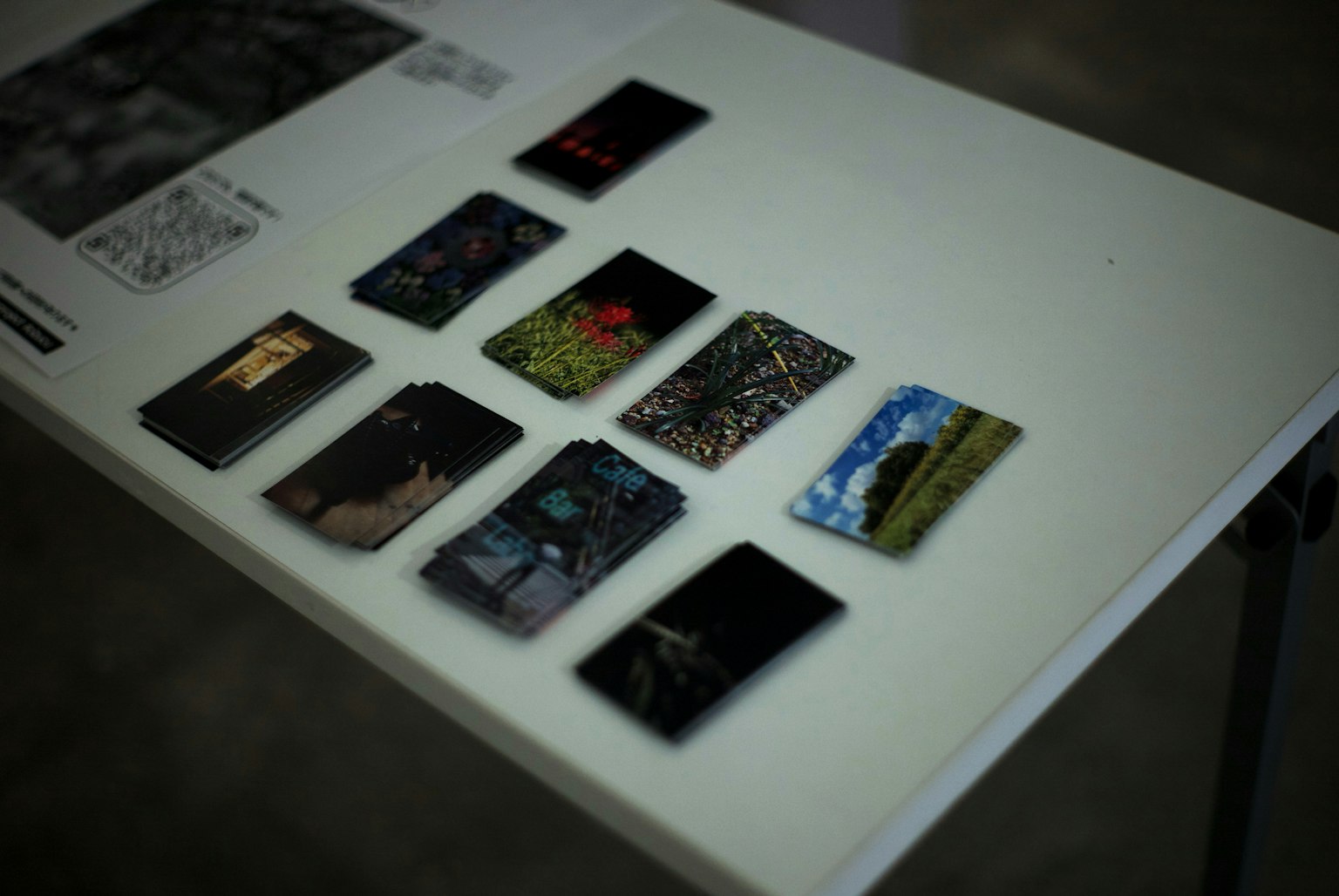 Varias tarjetas diseñadas dispuestas sobre una mesa