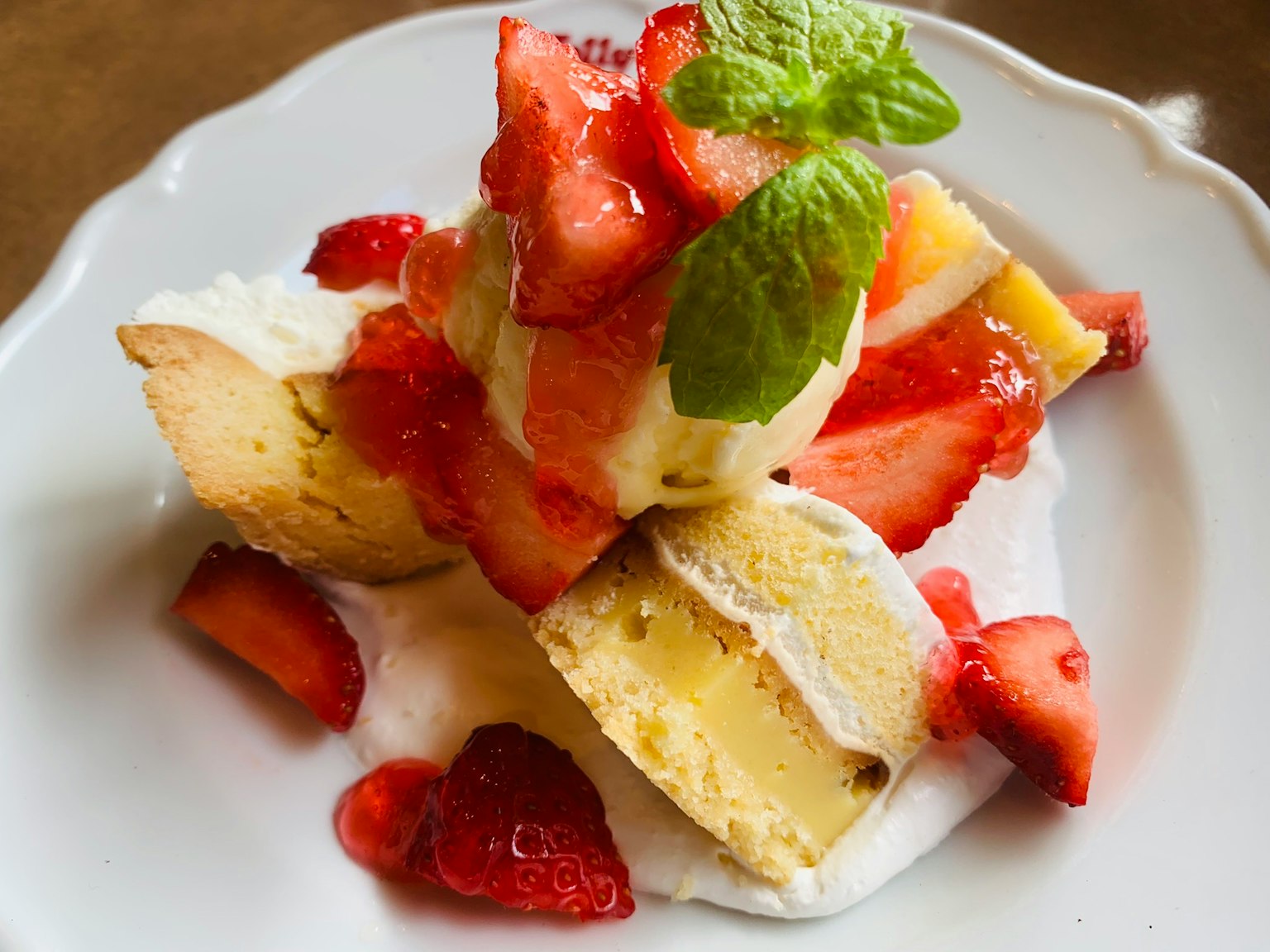 Leckeres Dessert mit Erdbeeren und schön arrangiertem Eis