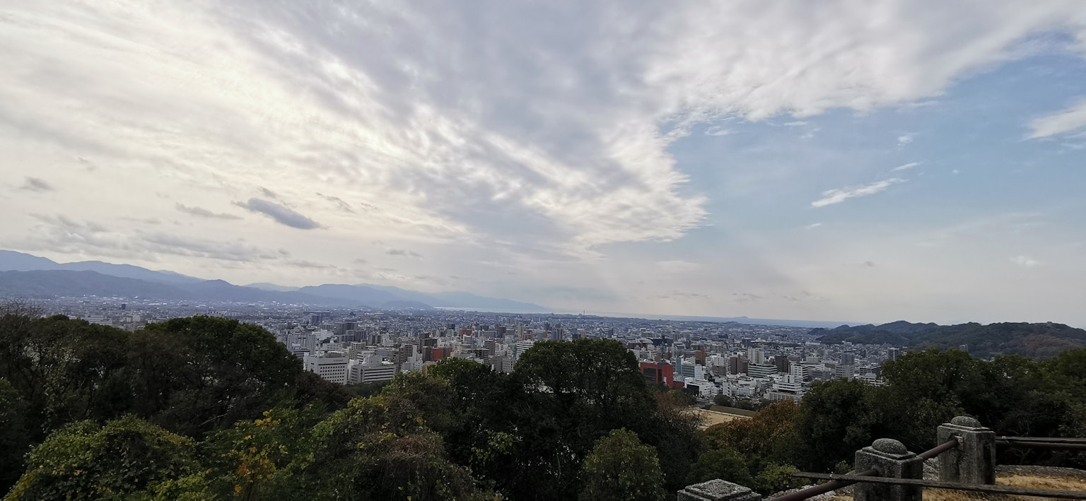 Panorama urbano sotto un cielo blu con nuvole sparse