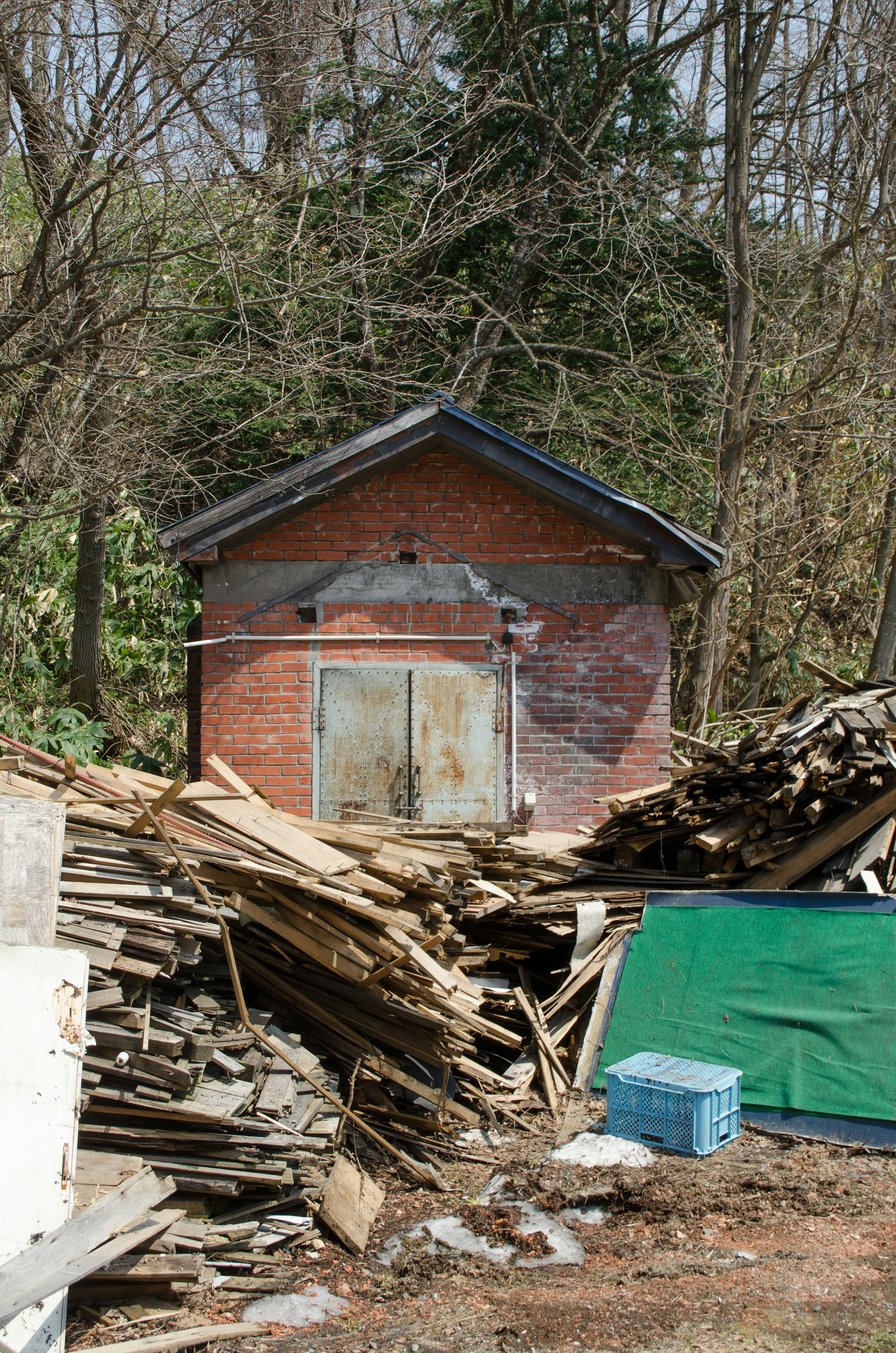 森の中の崩れた小屋と瓦礫の山