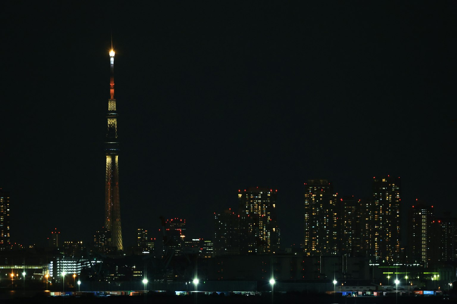 Tokyo Skytree bei Nacht beleuchtet mit umliegenden Wolkenkratzern
