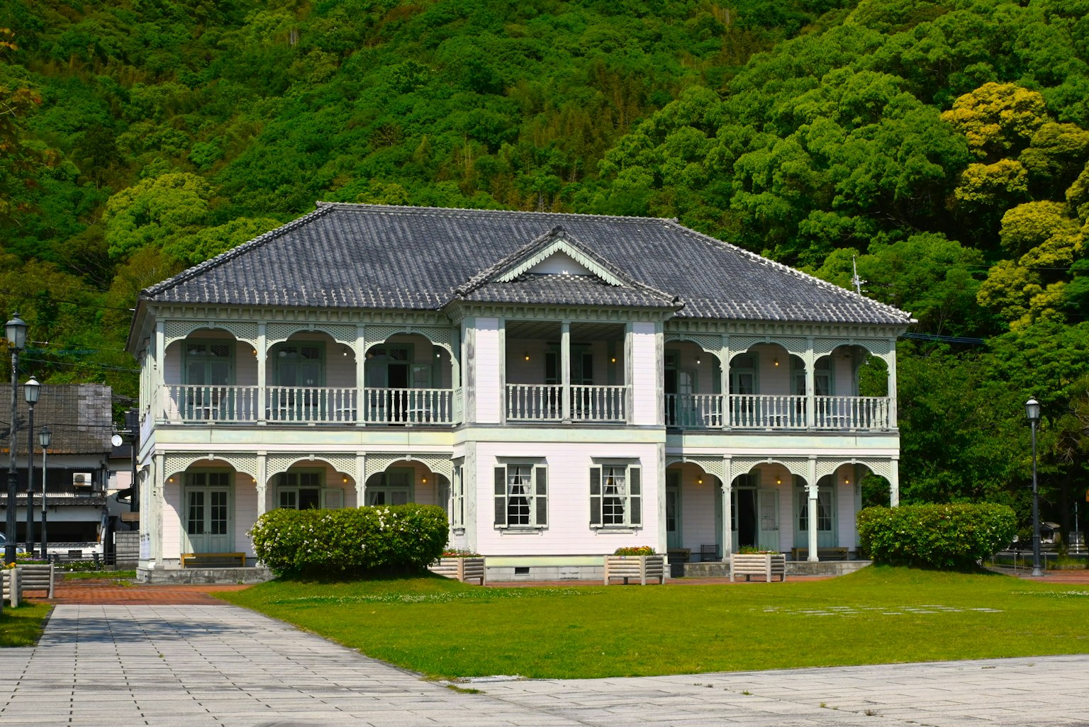 白色西洋風格建築與綠色背景相映