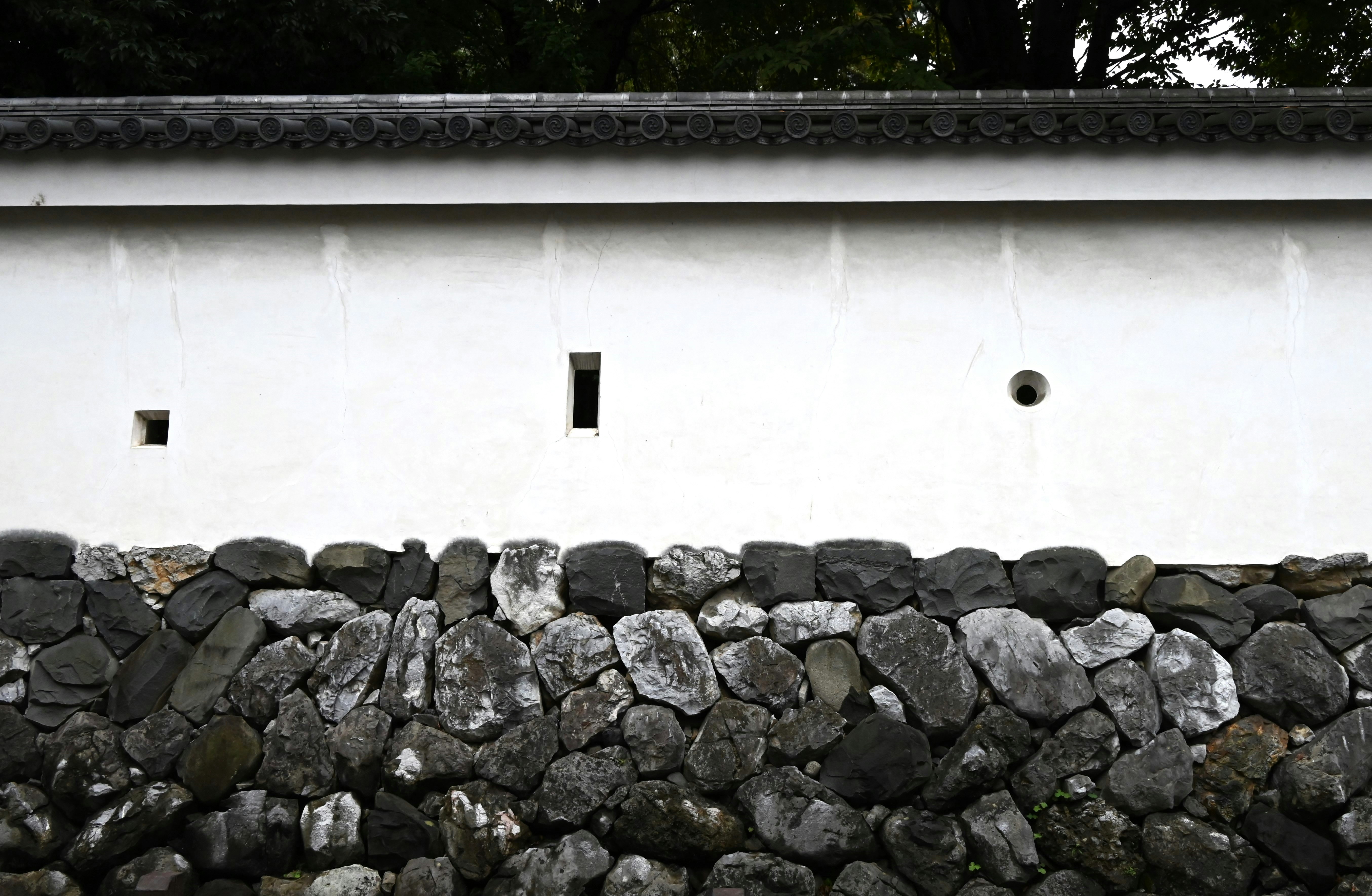 大垣城の石垣と白壁の城郭外観