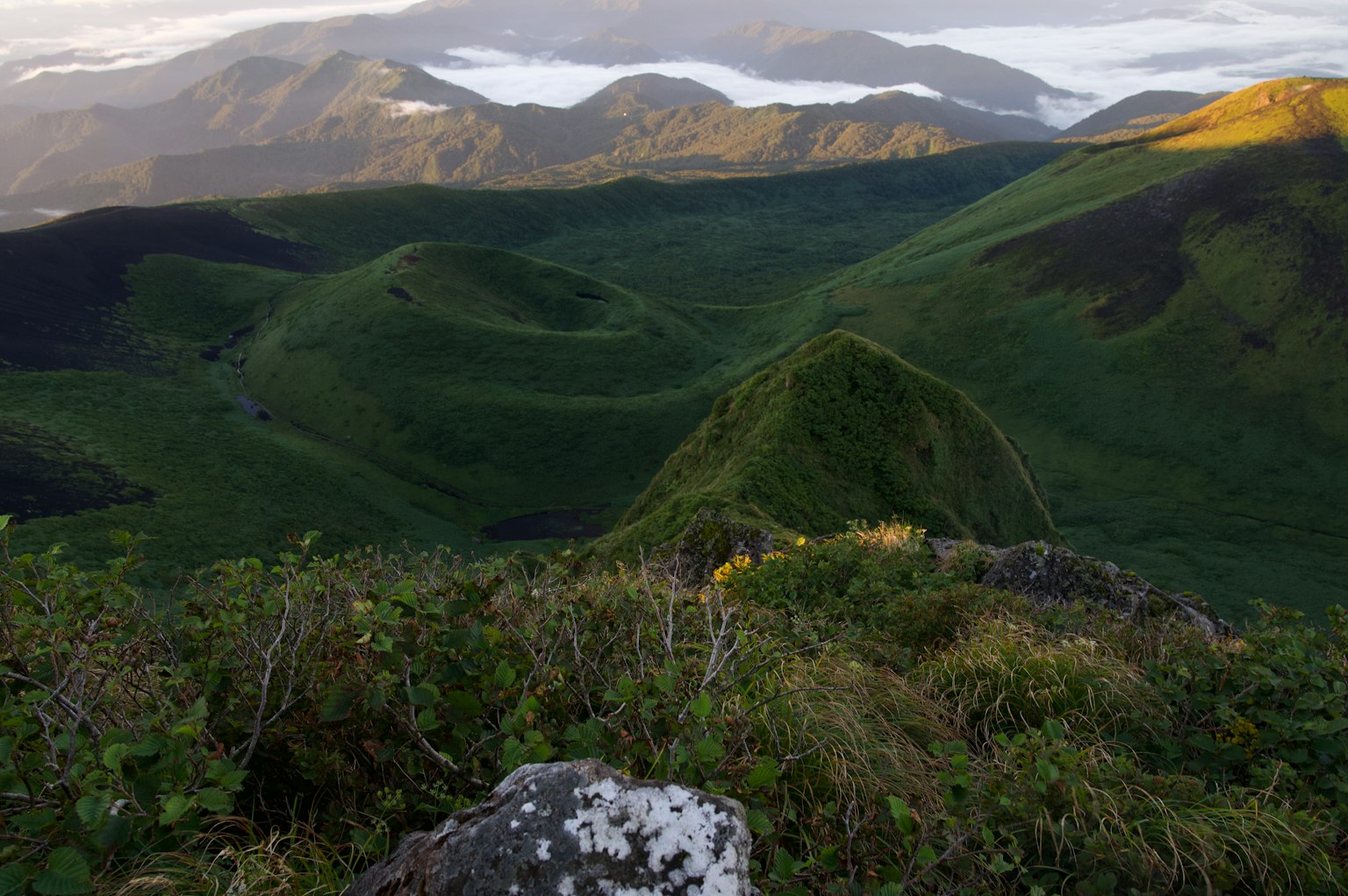 Paisaje que muestra colinas verdes y montañas distantes