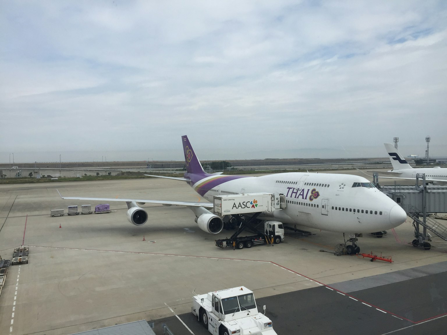 機場的泰國國際航空波音747與地面服務車輛