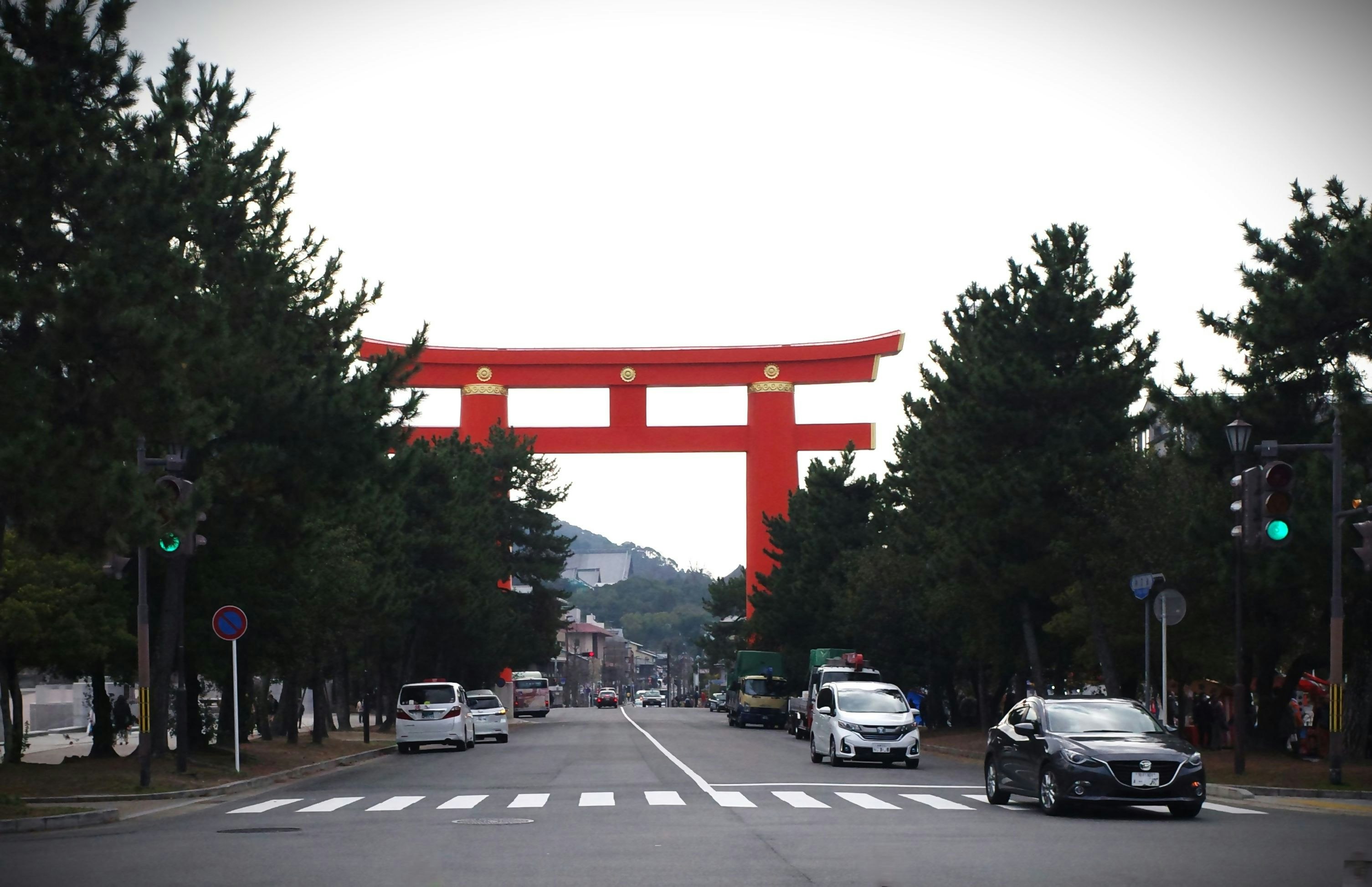 平安神宮の鳥居と参道の車道風景