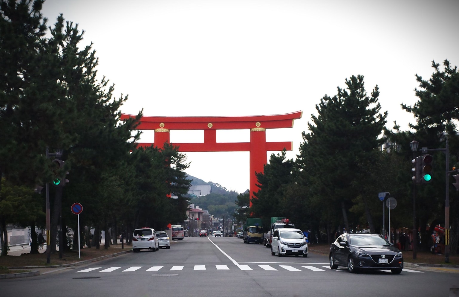 ทิวทัศน์ถนนที่มีเสาโทริอิสีแดง