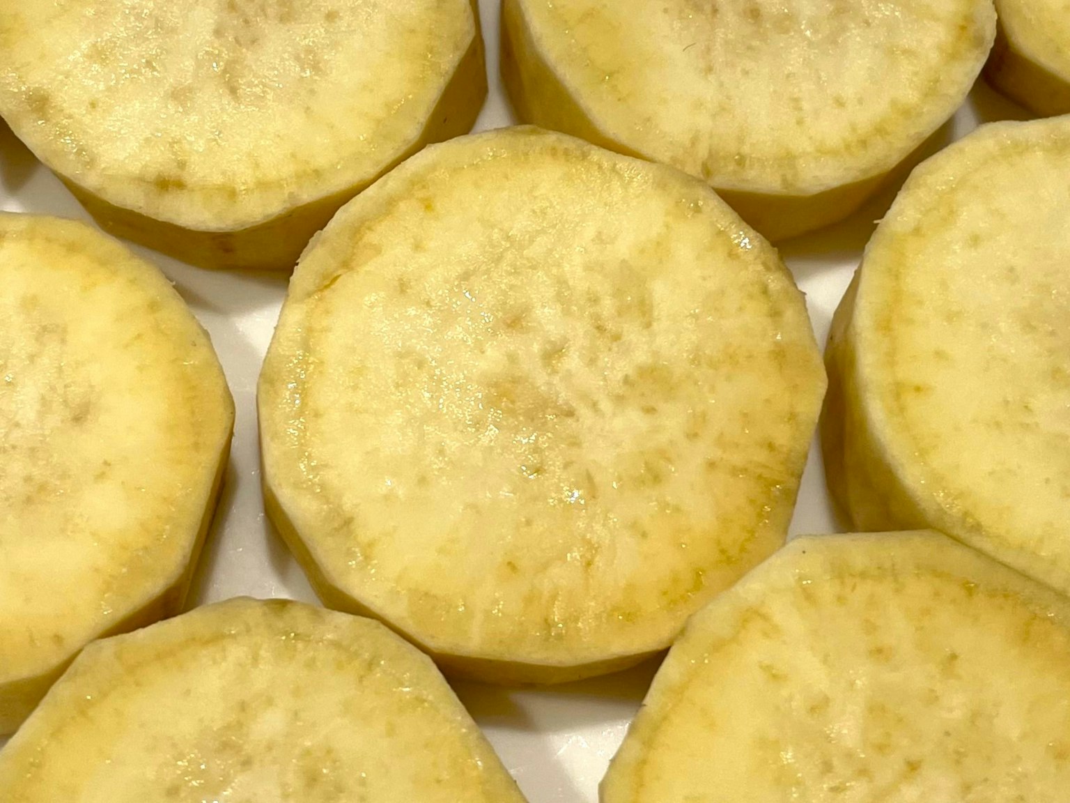 緊密排列的圓形奶油色食品