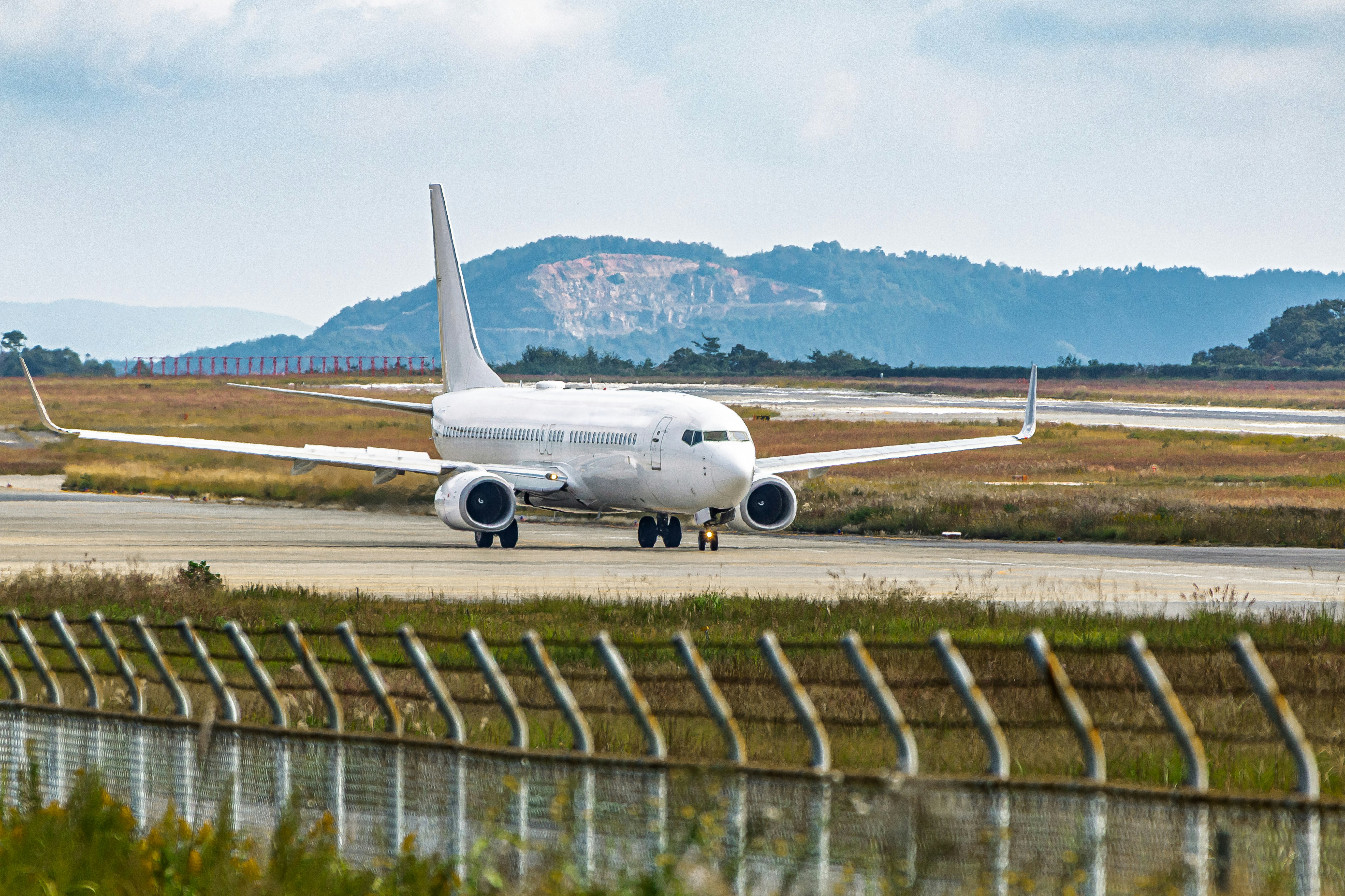 滑走路を進む旅客機の離着陸シーン