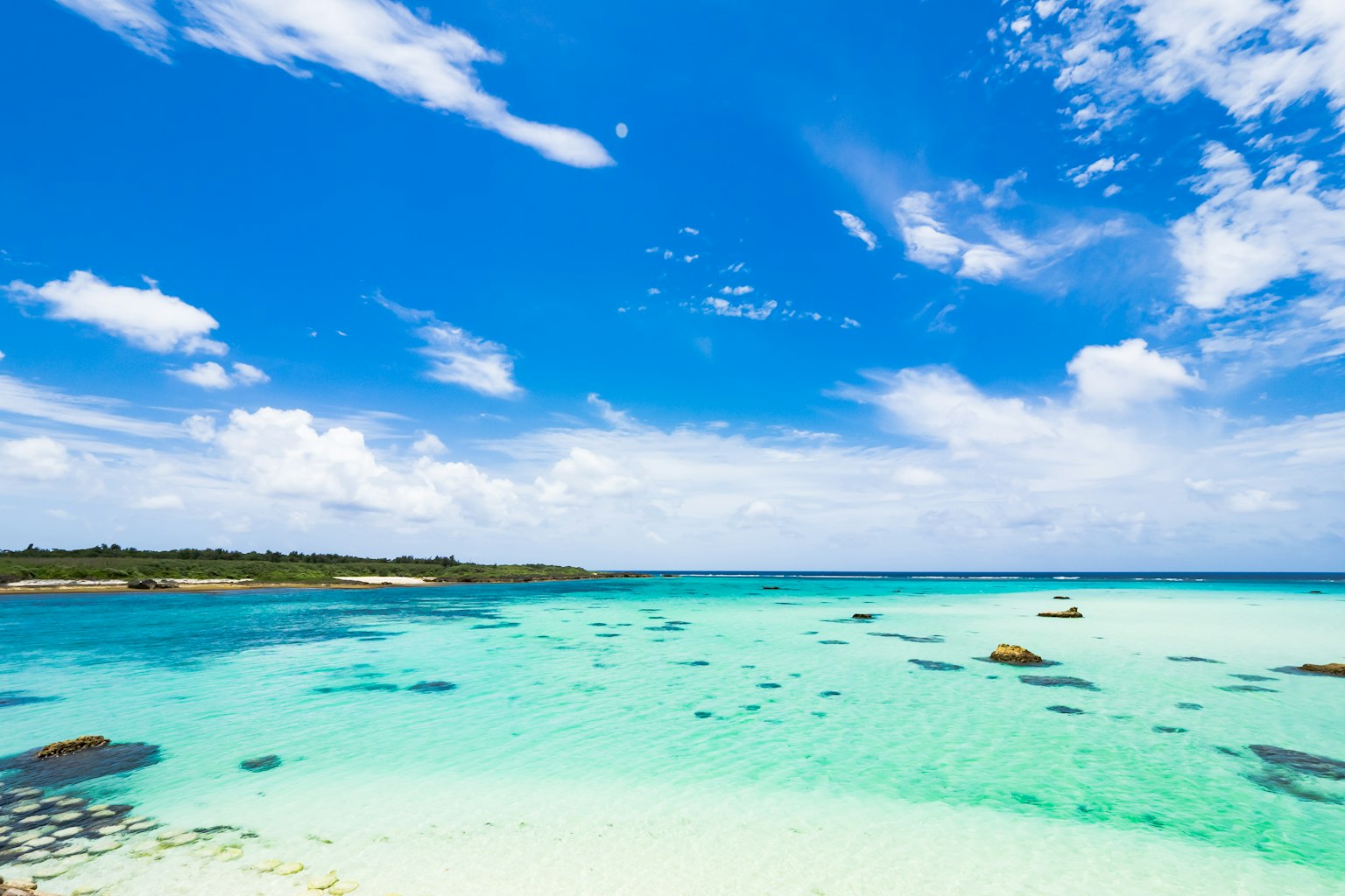 Phong cảnh ven biển đẹp với bầu trời xanh và nước trong xanh màu ngọc bích