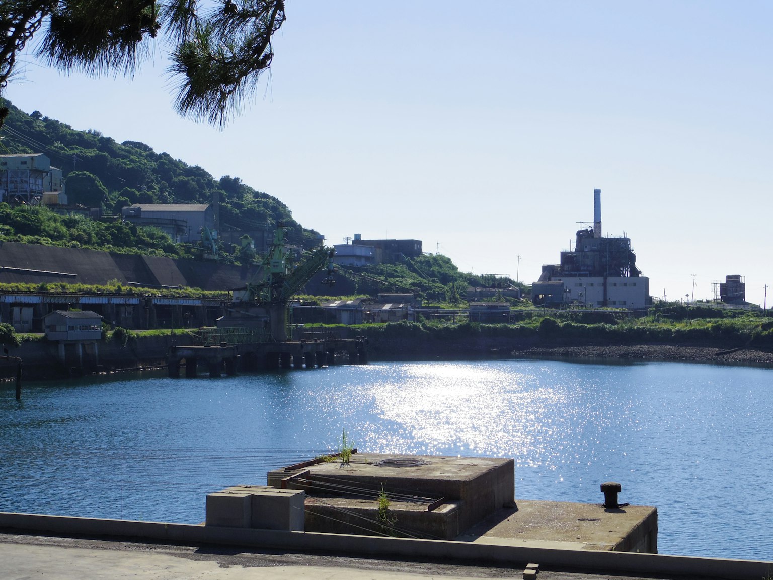 푸른 물과 산 배경의 평화로운 항구 풍경