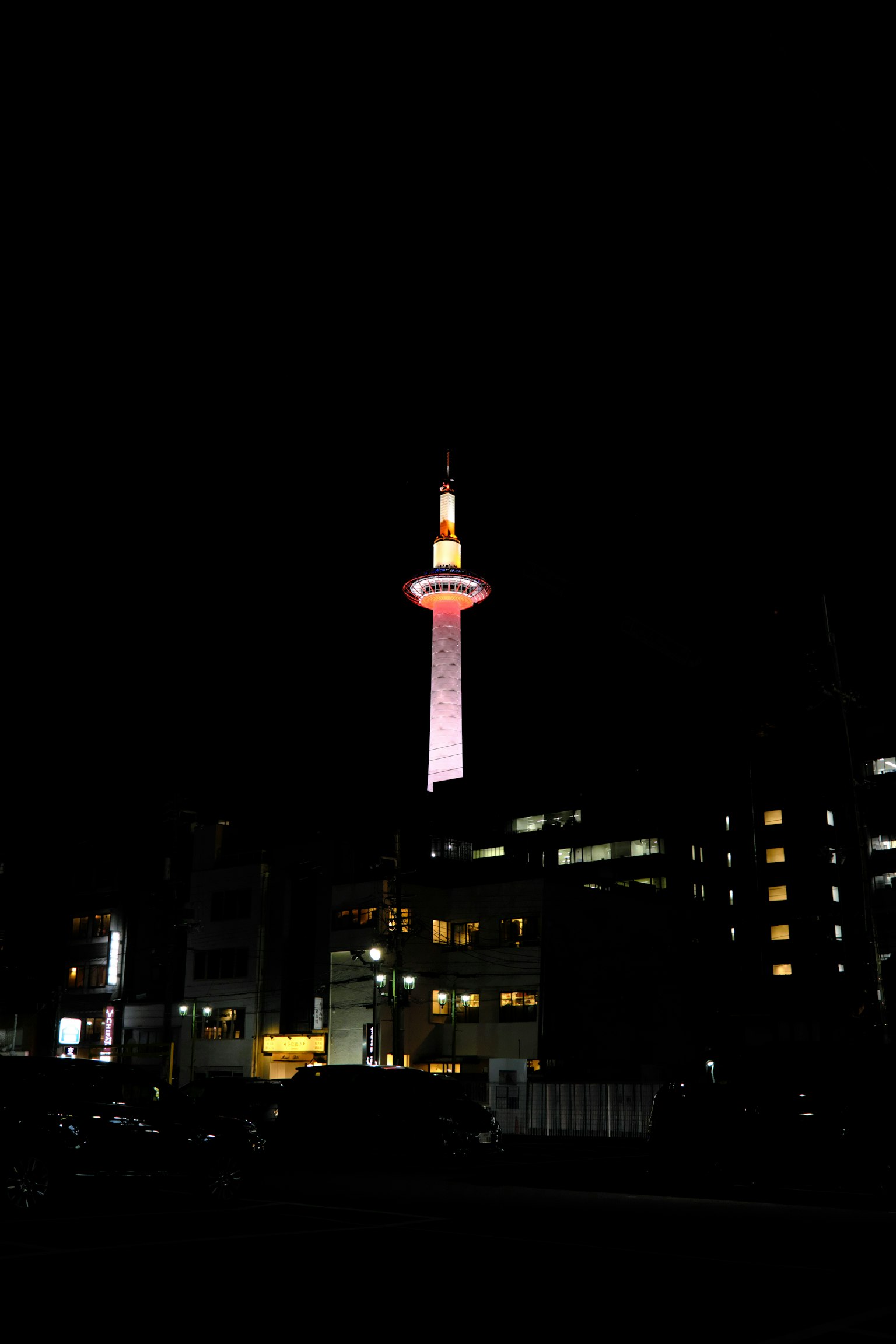 밤에 조명이 켜진 교토 타워