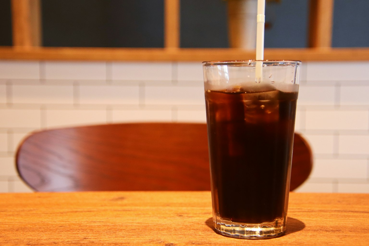 一杯冰咖啡放在木桌上