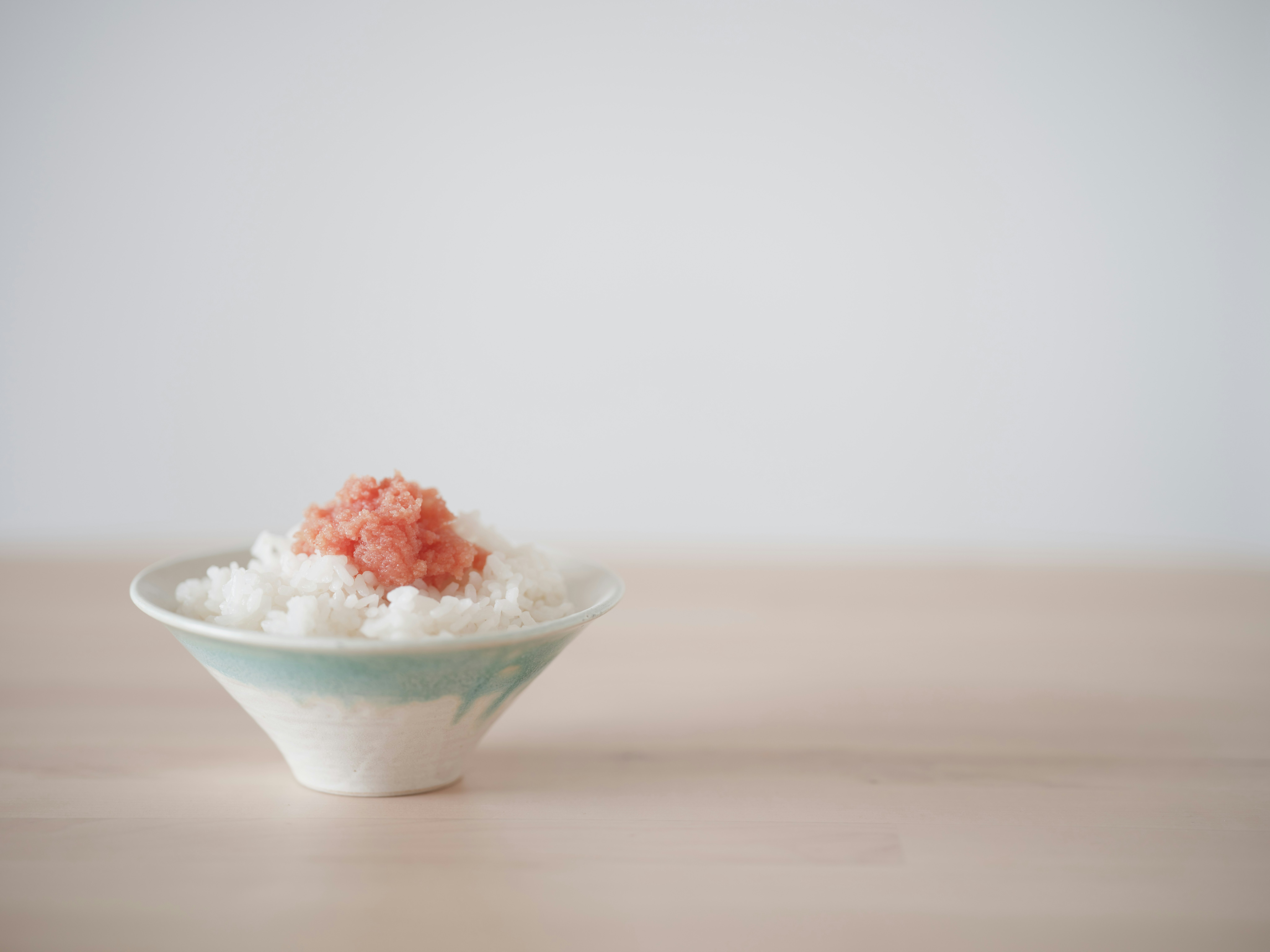 mangkuk nasi dengan bumbu merah