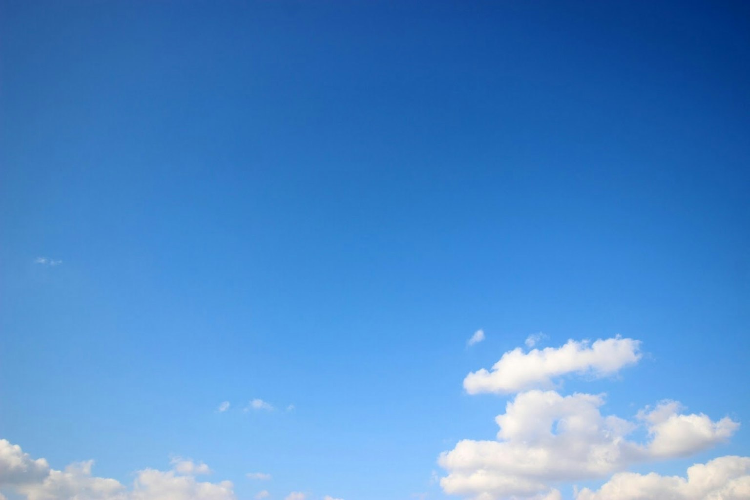 Langit biru cerah dengan awan putih berbulu