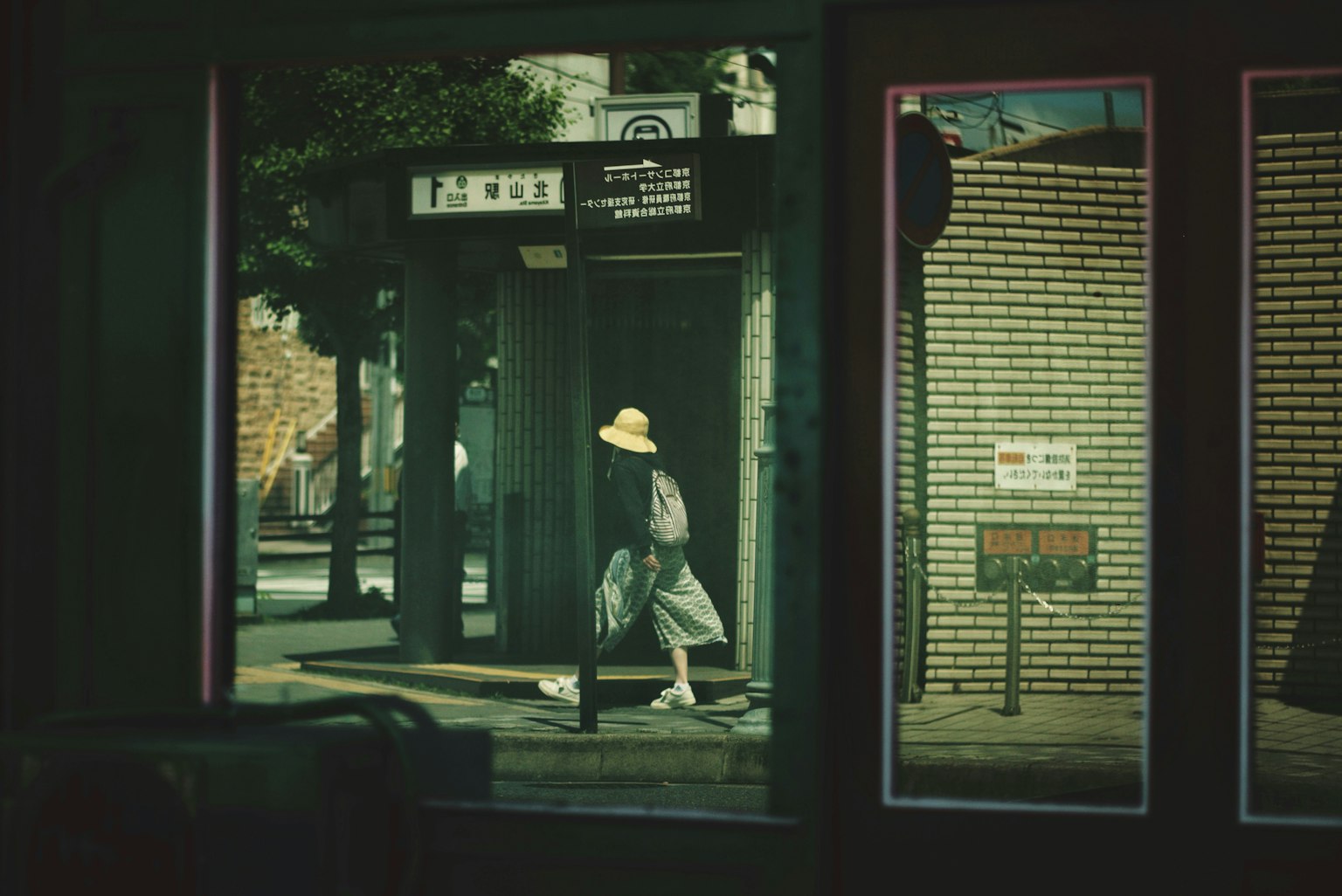 Una donna con un cappello che cammina in una scena urbana