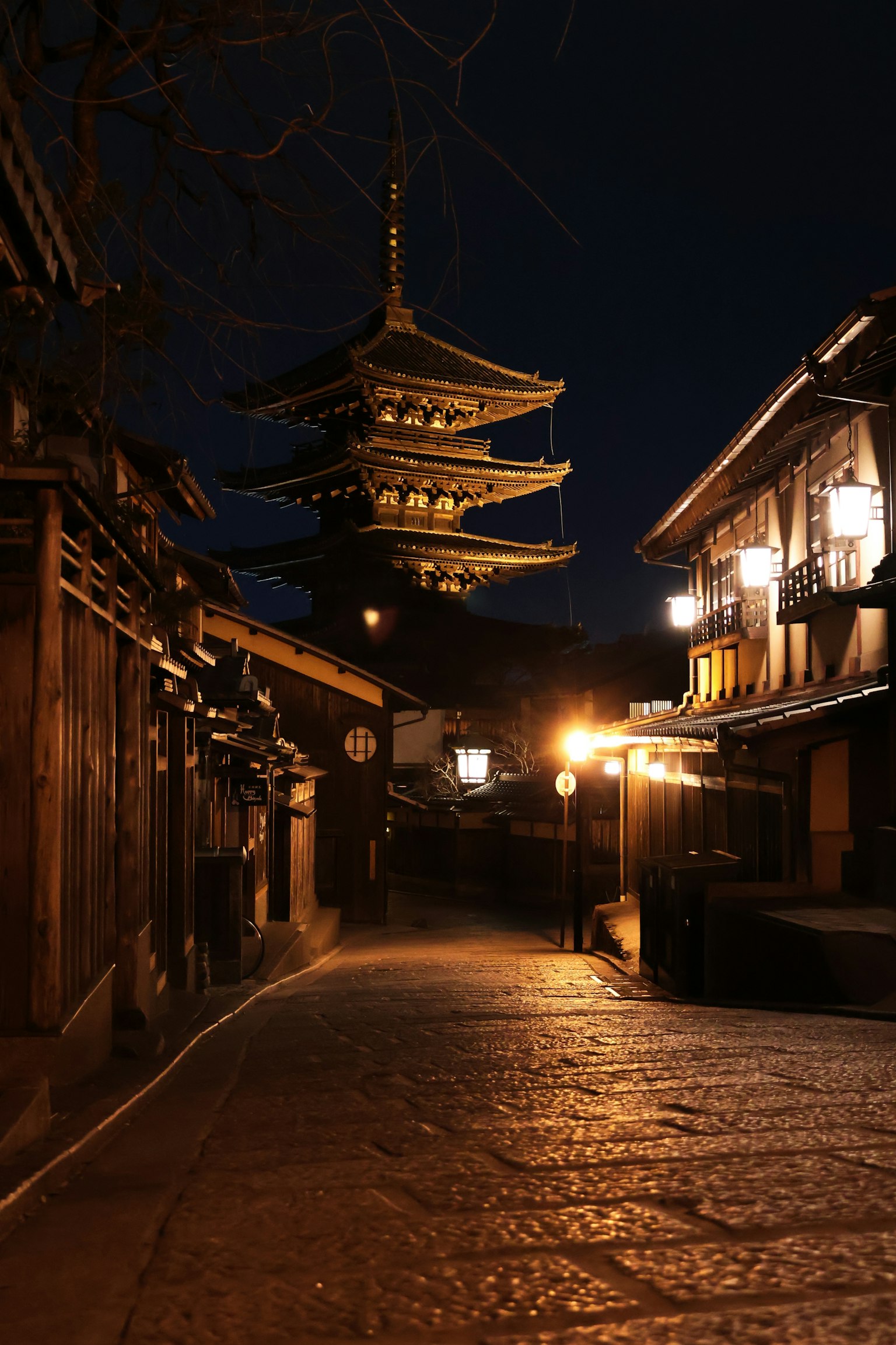 Rue ancienne de Kyoto la nuit avec une pagode