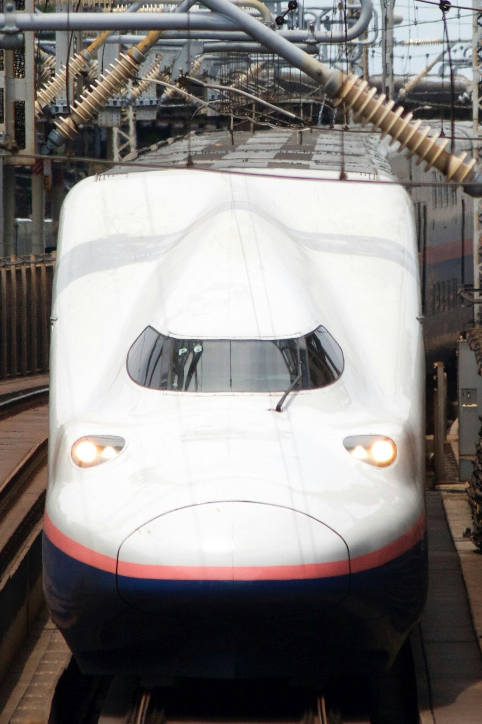 新幹線列車在車站的正面視圖