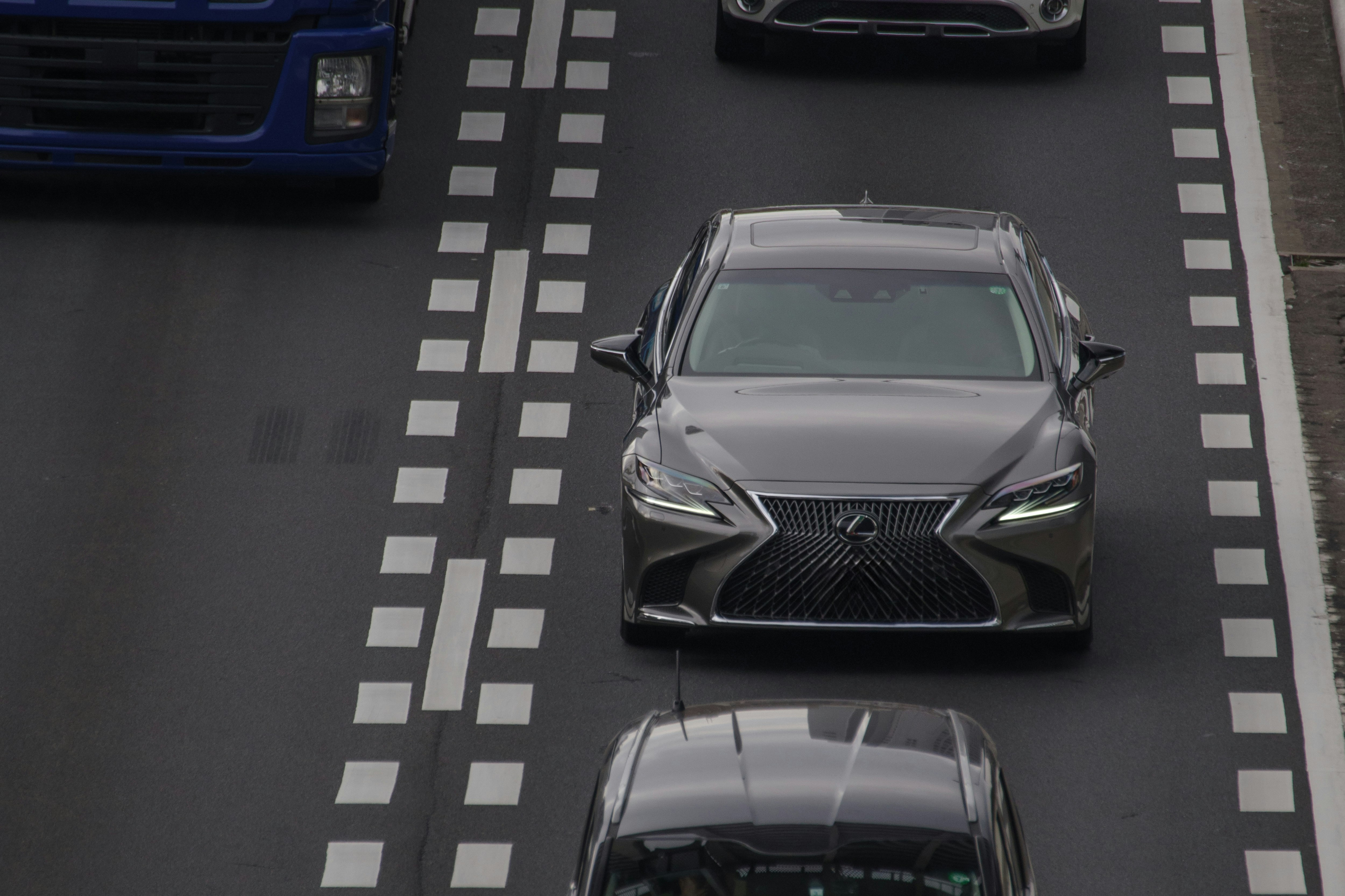 行駛於日本道路上的 Lexus 與 Toyota 汽車