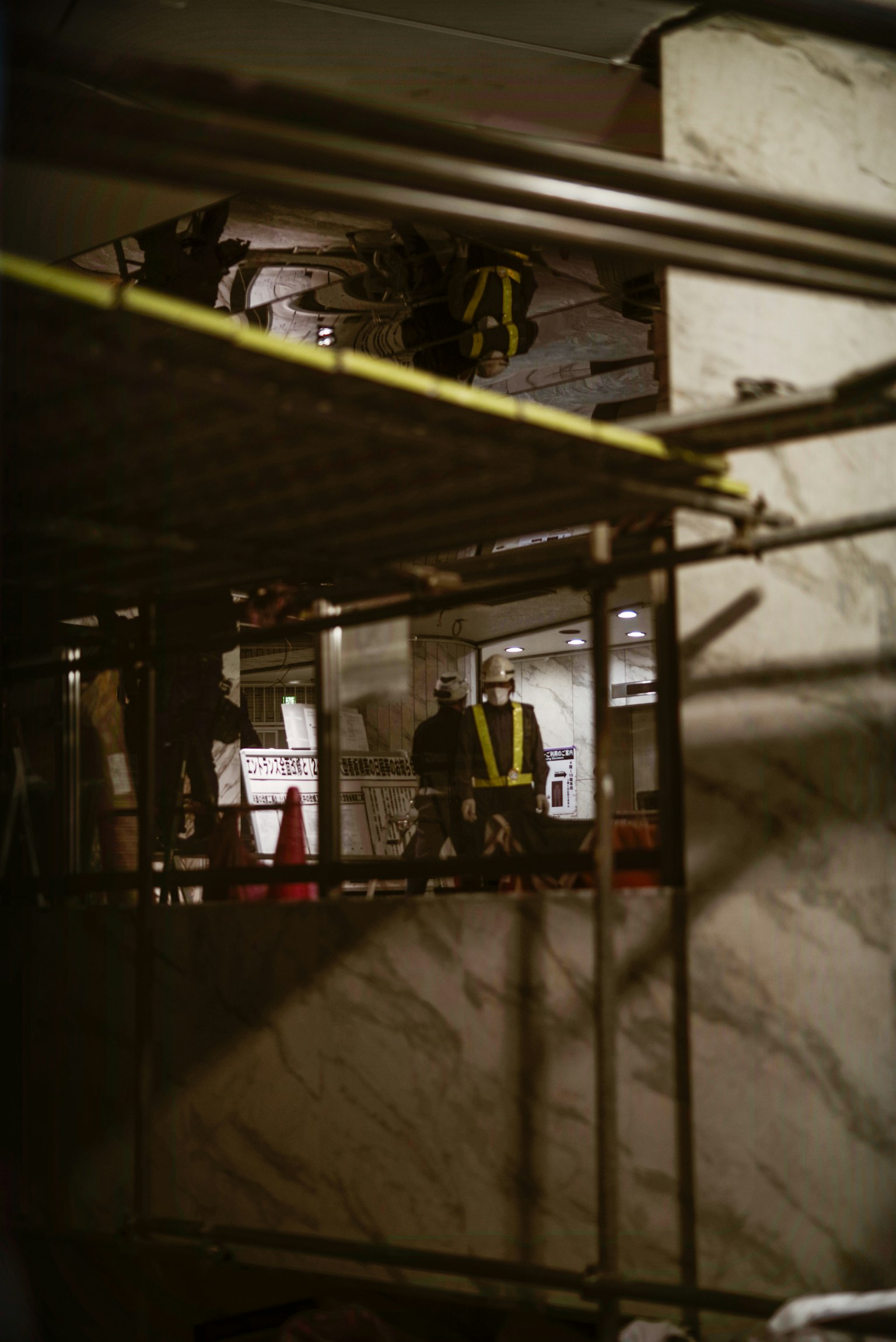 通过脚手架可见的建筑工人照片