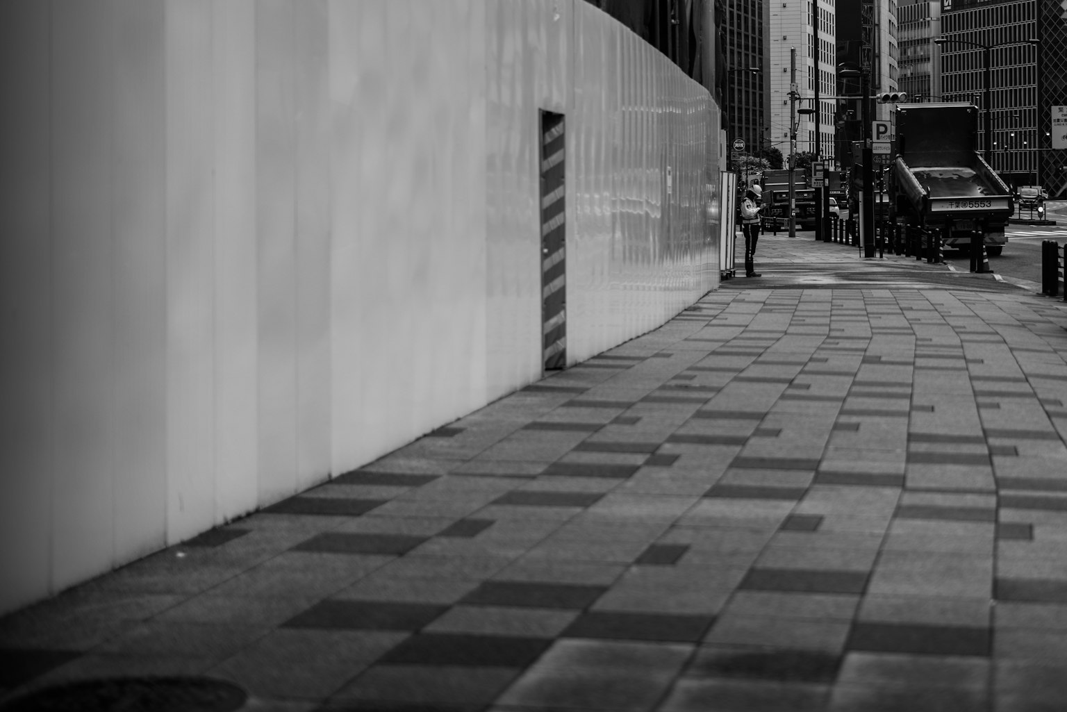 城市场景，白墙和铺砖人行道