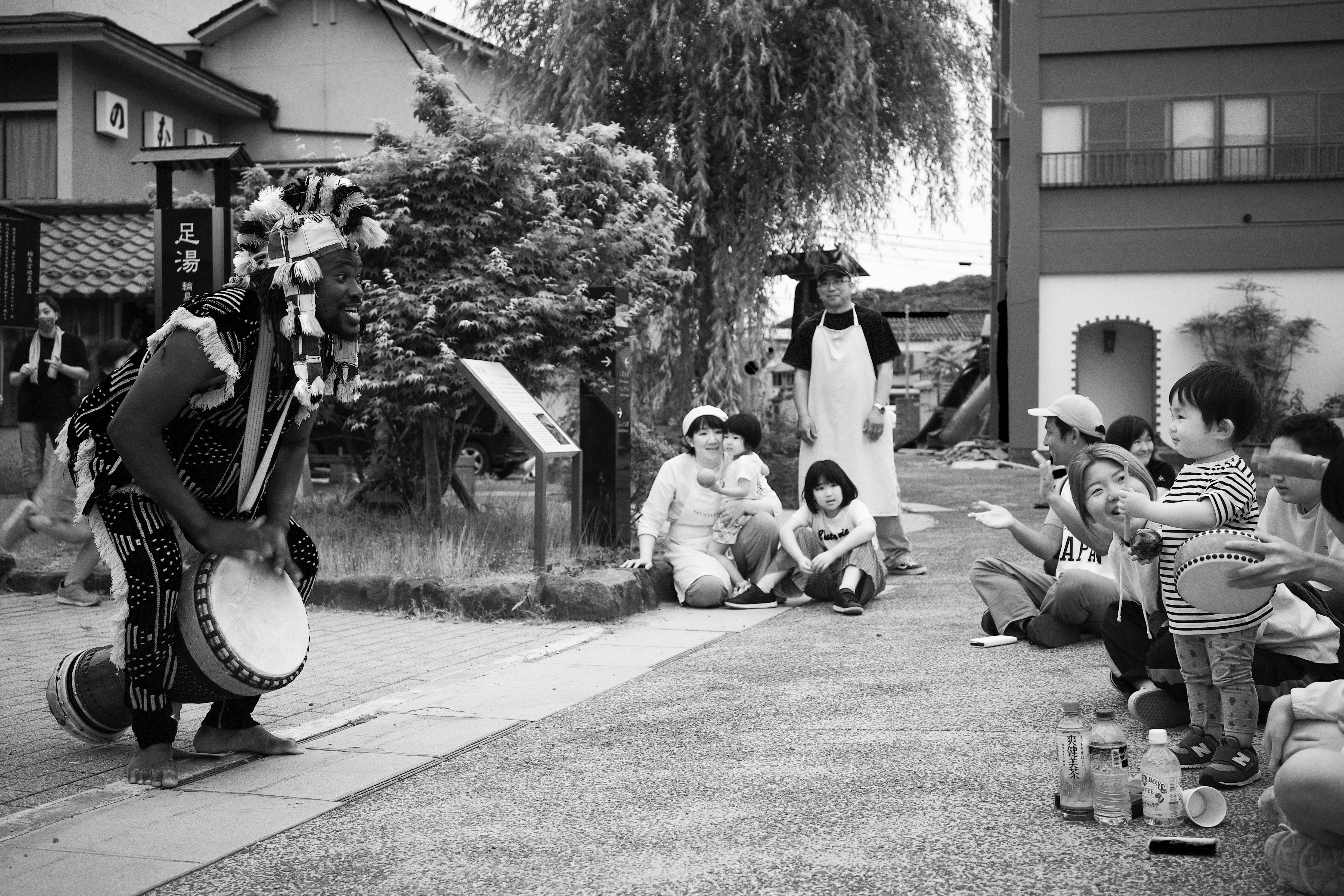 Kinder spielen in einer Gasse mit Musikinstrumenten