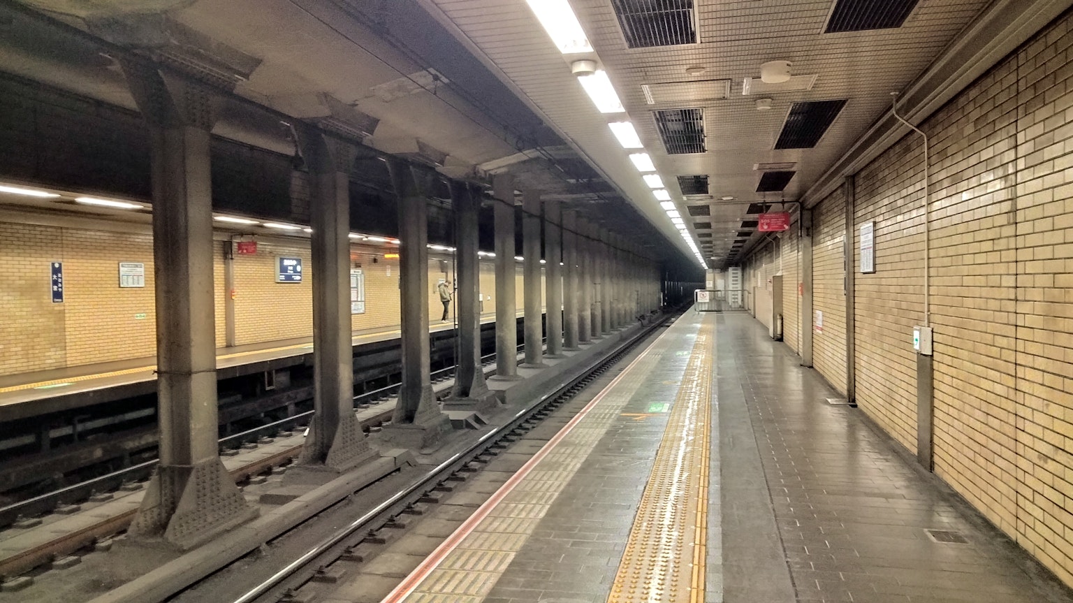 Langer Flur einer U-Bahn-Station mit Säulen
