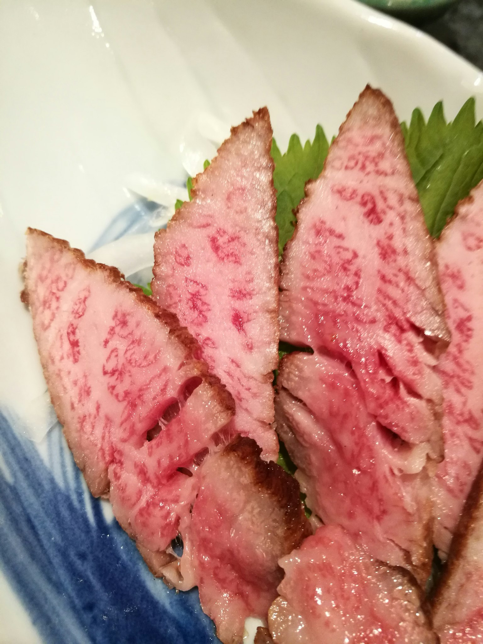 Irisan daging yang cantik marmer disusun di atas piring