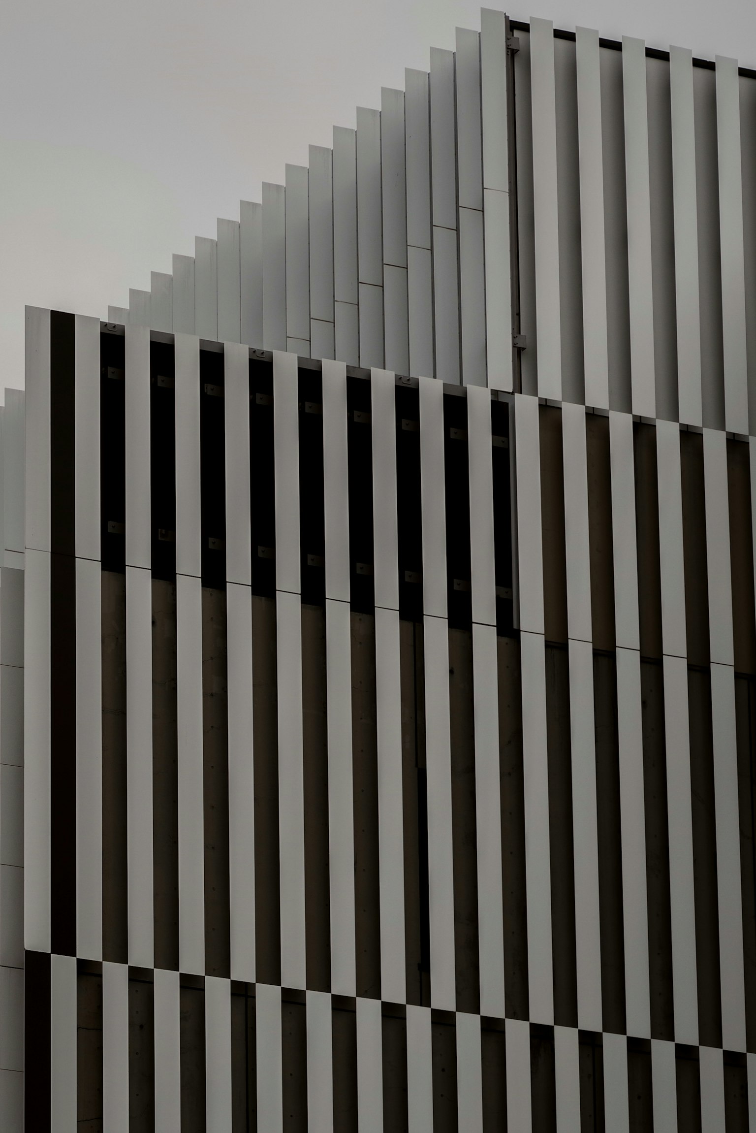 Façade de bâtiment moderne avec des rayures noires et blanches