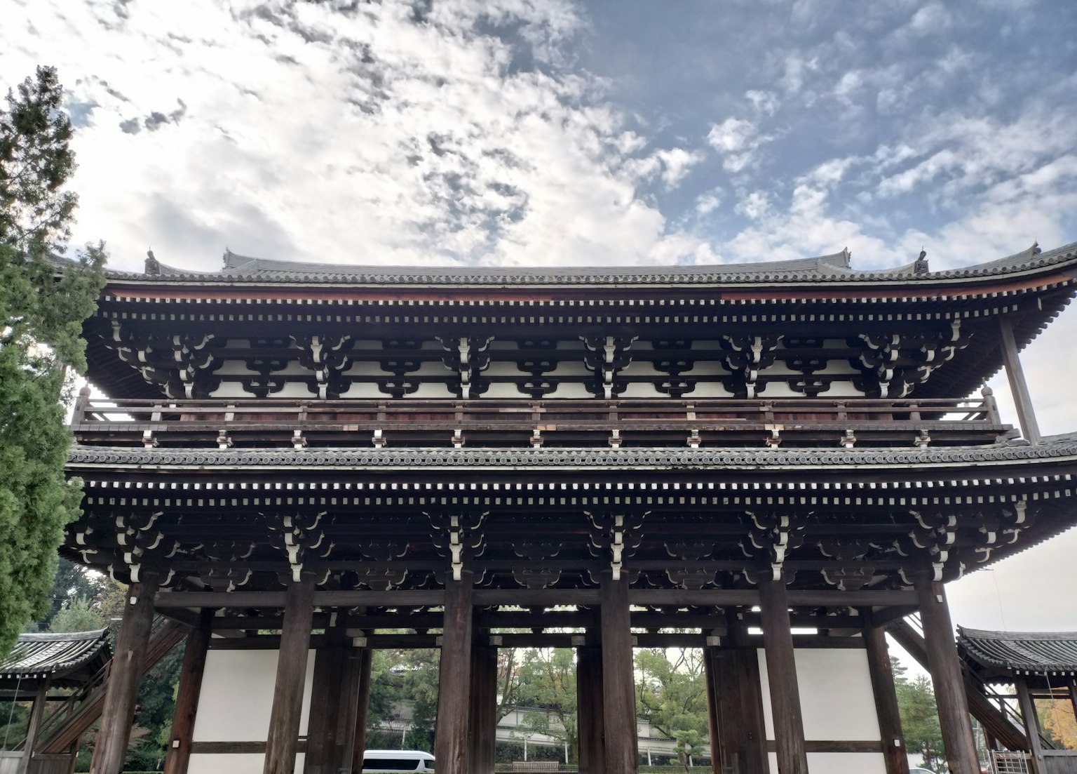 傳統日本門結構與可見的藍天