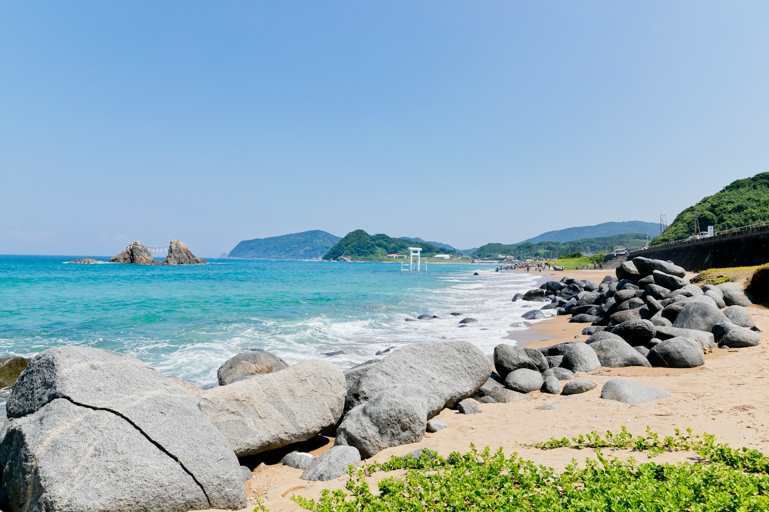 Magnifico paesaggio di spiaggia con mare blu e rocce