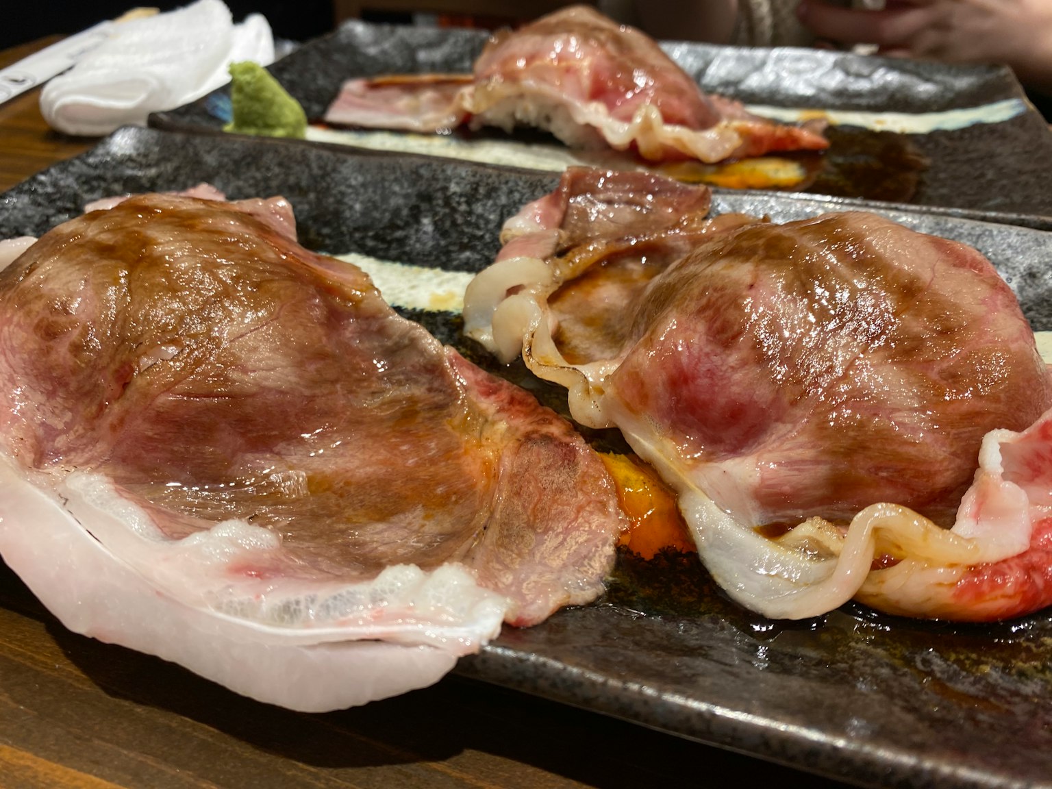 黑色盤子上的烤肉片和配菜