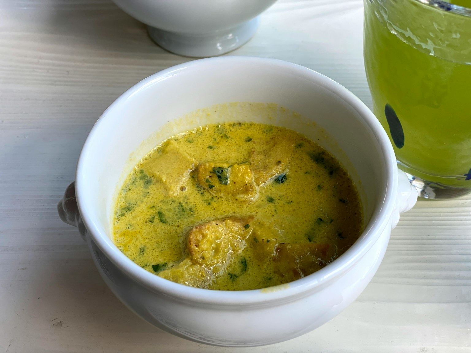 Soupe au curry avec des légumes et de la viande dans un bol blanc